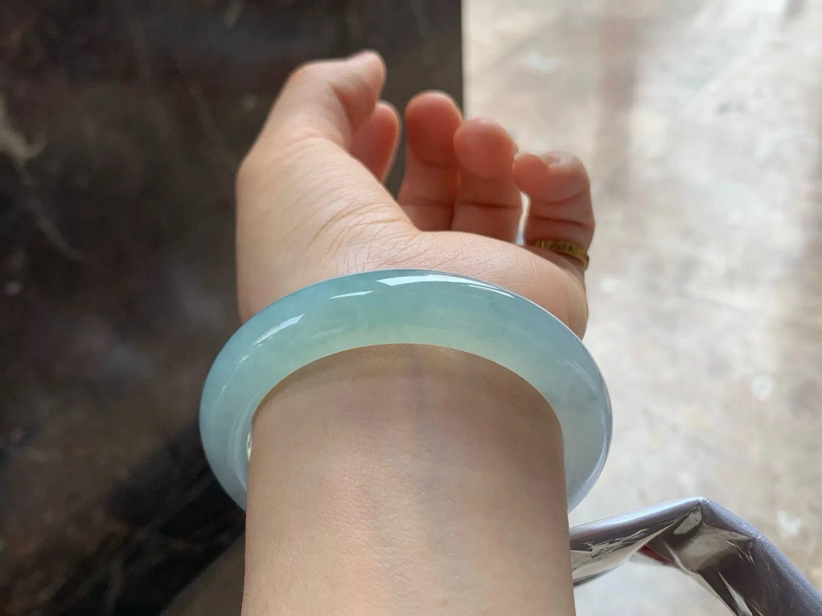 尺寸55.7/11.8/9.1，细糯冰手镯
水润细腻 种老
