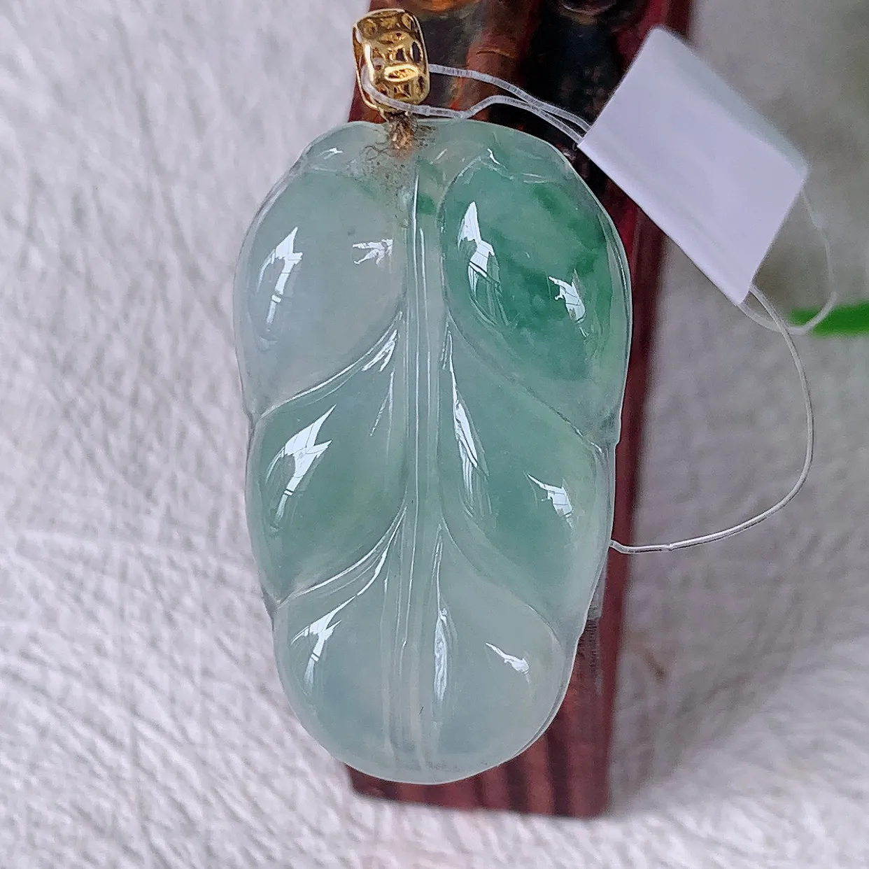 18K金镶嵌冰种飘花翡翠叶子吊坠 ，种水足，色泽清新，工艺精湛，叶子寓意美好；金枝玉叶，事业有成。#