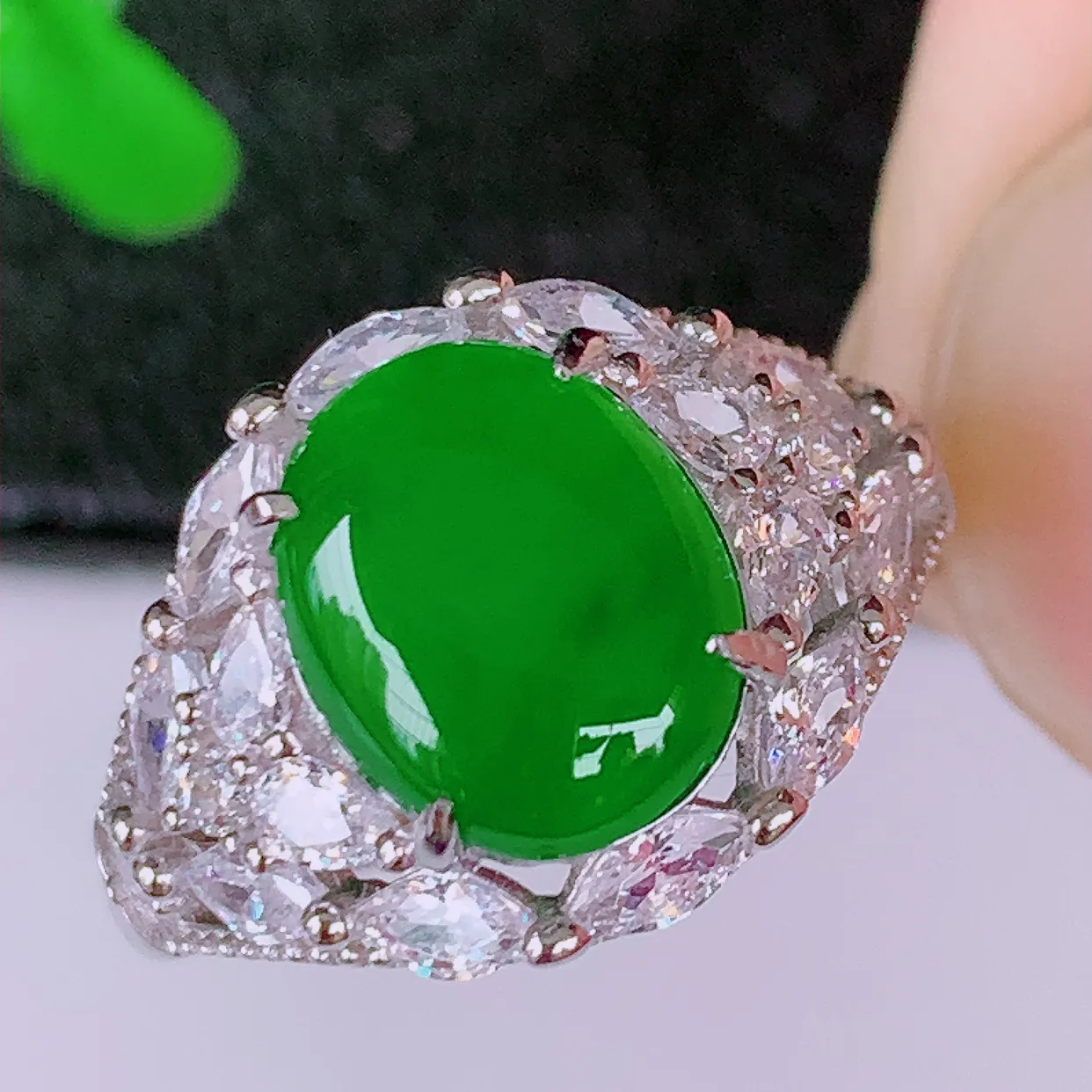 冰透满绿翡翠925银镶嵌戒指，自然光实拍，翠色灵动，颜色漂亮，种老水足，品相佳，佩戴佳品！#97.23（圈口可调大小）整体23.5-17*5.8裸裸9.8*7.5
