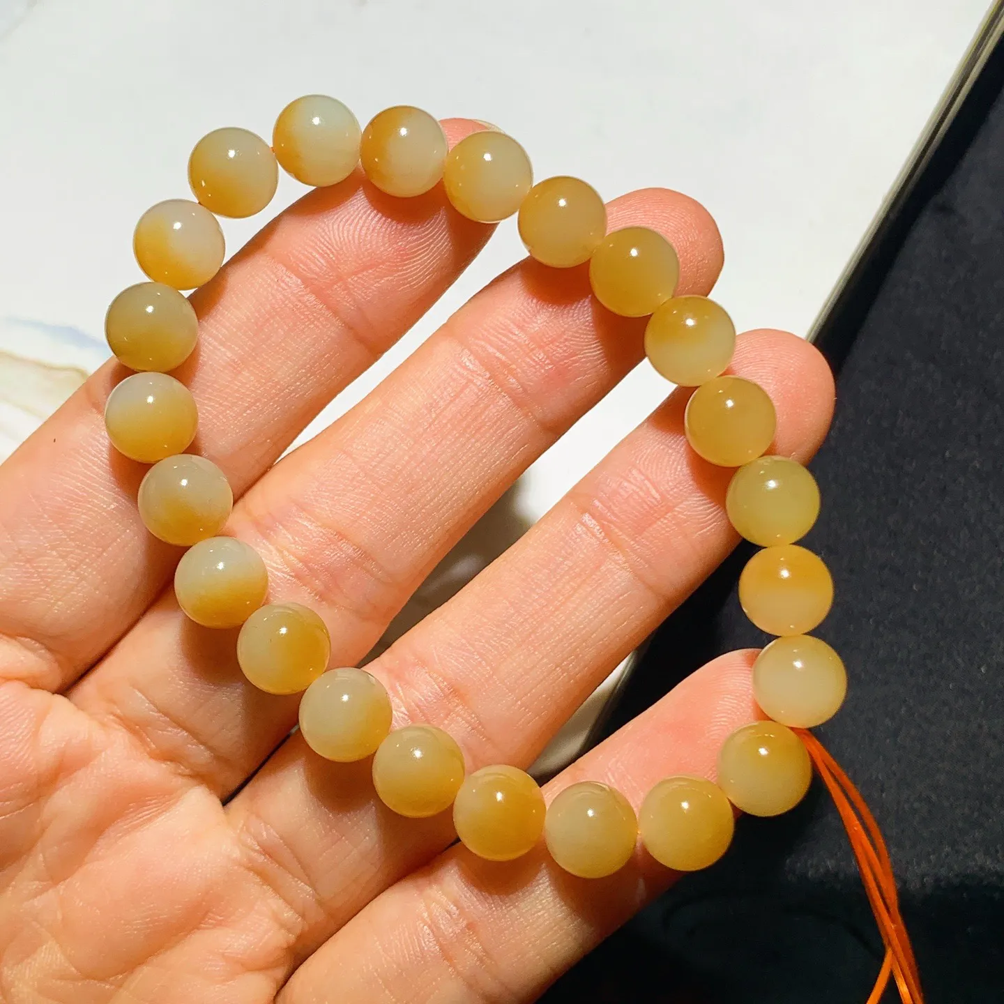 新疆且末糖圆珠手串。且末糖半山半水手串。单颗尺寸8！玉质细腻油润。手推出油。品相大气。 lt250922