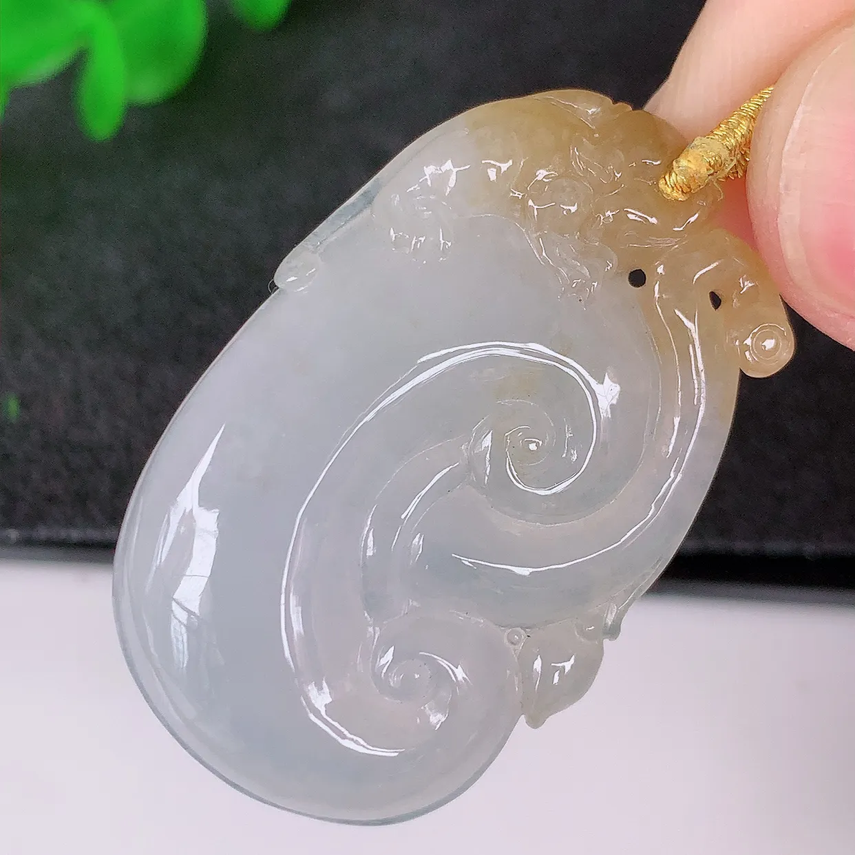 自然光实拍，冰种黄翡如意翡翠吊坠，冰透，翠色灵动，饱满，万事如意，如意一生，配戴精美！#01.23