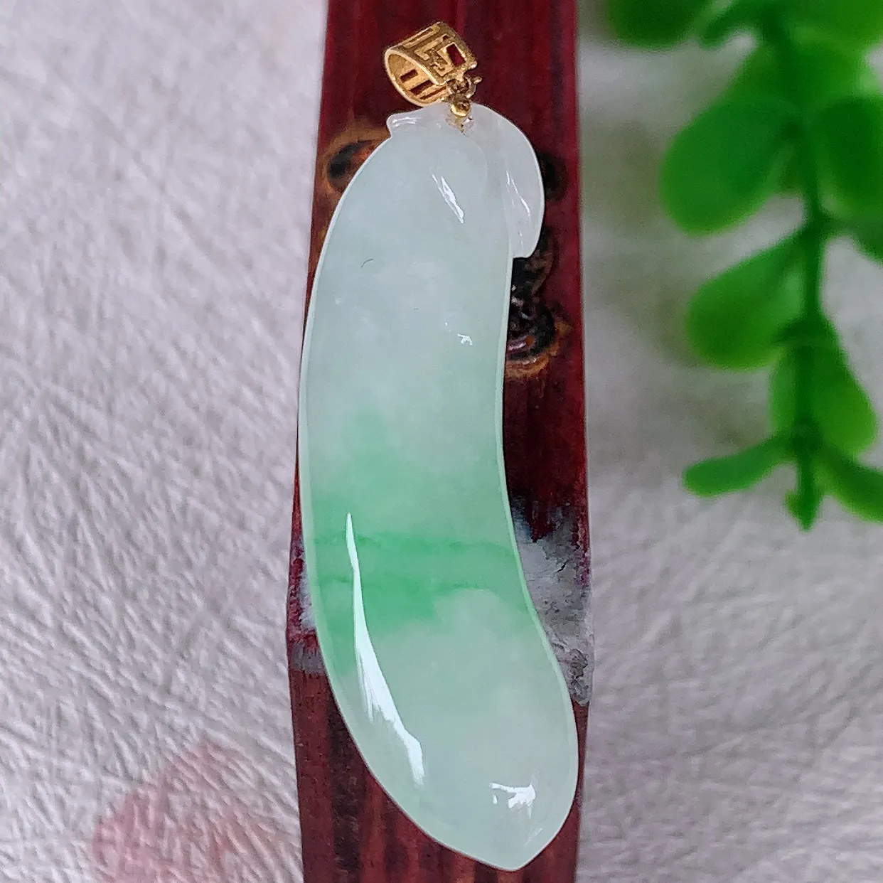 18k金镶嵌冰种飘绿翡翠福瓜吊坠，沁人心脾，精致典雅的设计，为佩戴者，增添色彩，送礼自留都是佳品选择