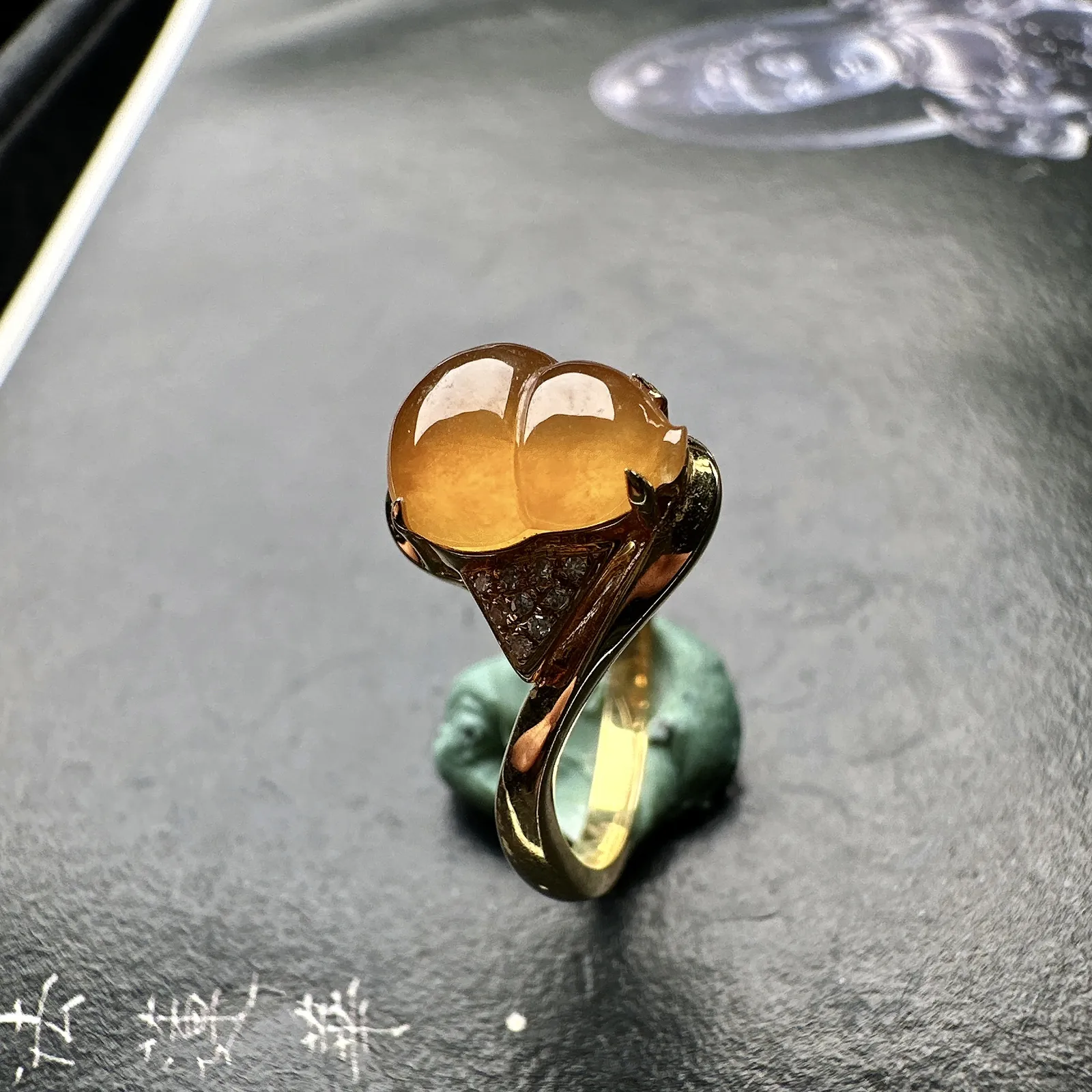 【冰种黄翡葫芦戒指】种地优秀，通透闪亮，起光的料子，厚度很好，18k金钻镶嵌，裸石尺寸8.9*7.4*3.7毫米，圈口可改