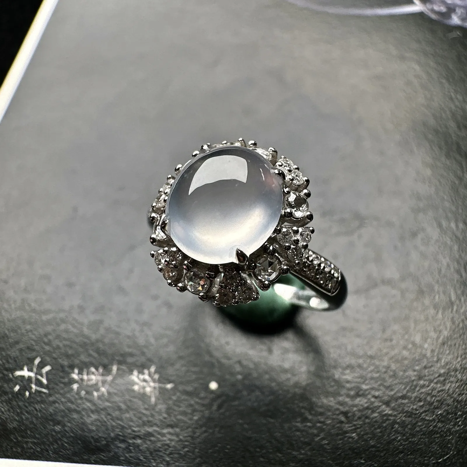 【冰种蛋面戒指】质地细腻，冰感十足，通透闪亮，18k金钻镶嵌，裸石尺寸8.5*7.8*4.4毫米，圈口可改