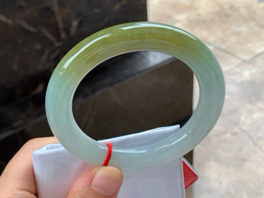尺寸56.8/12，冰种黄翡圆条手镯
 水润细腻 清爽甜美