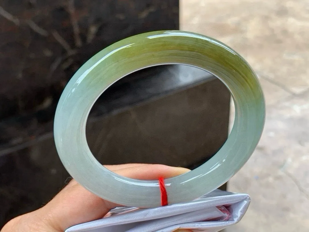 尺寸56.8/12，冰种黄翡圆条手镯
 水润细腻 清爽甜美
