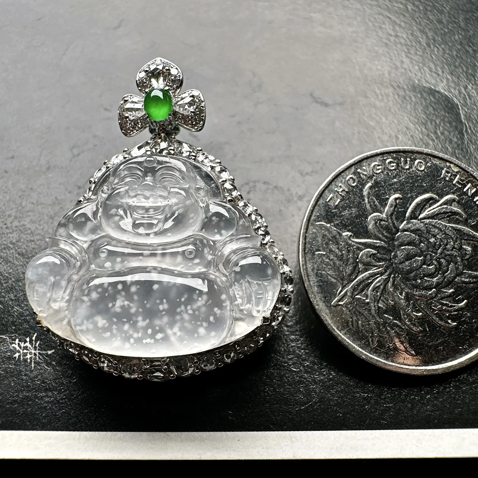 【玻璃种佛公吊坠】老坑木那雪花棉，精品，起钢光，种地上乘，冰感十足，通透起光，饱满圆润，18k金钻镶嵌，裸石尺寸19.6*24.1*4.5毫米。