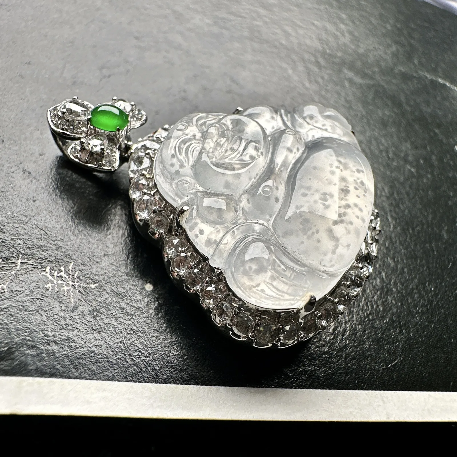 【玻璃种佛公吊坠】老坑木那雪花棉，精品，起钢光，种地上乘，冰感十足，通透起光，饱满圆润，18k金钻镶嵌，裸石尺寸19.6*24.1*4.5毫米。