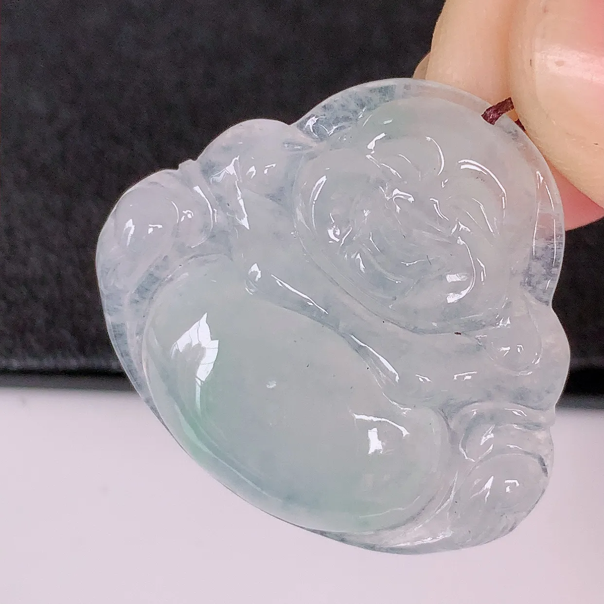 自然光实拍，冰种飘绿翡翠佛公，水灵起胶，翠色迷人，佛公在心中，一生平安，饱满圆润，开怀大笑佛公，配戴灵气十足！#57.23