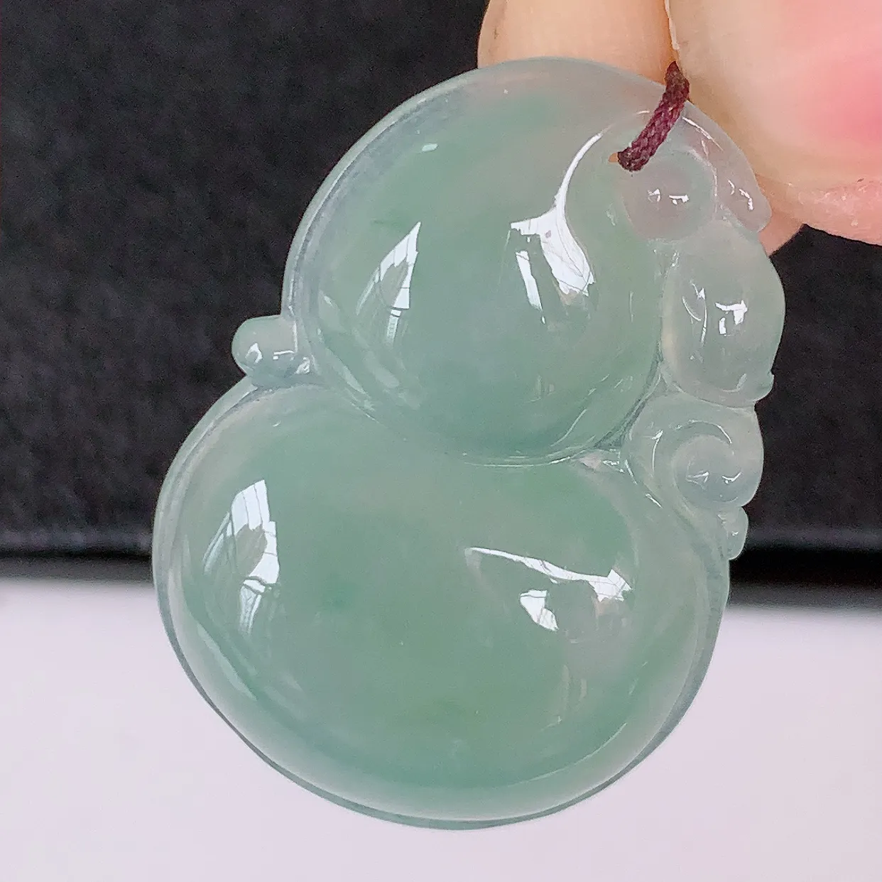 自然光实拍，冰种葫芦翡翠吊坠，寓意福禄双全，财源滚滚，清新脱俗，佩戴效果优雅迷人！#57.23