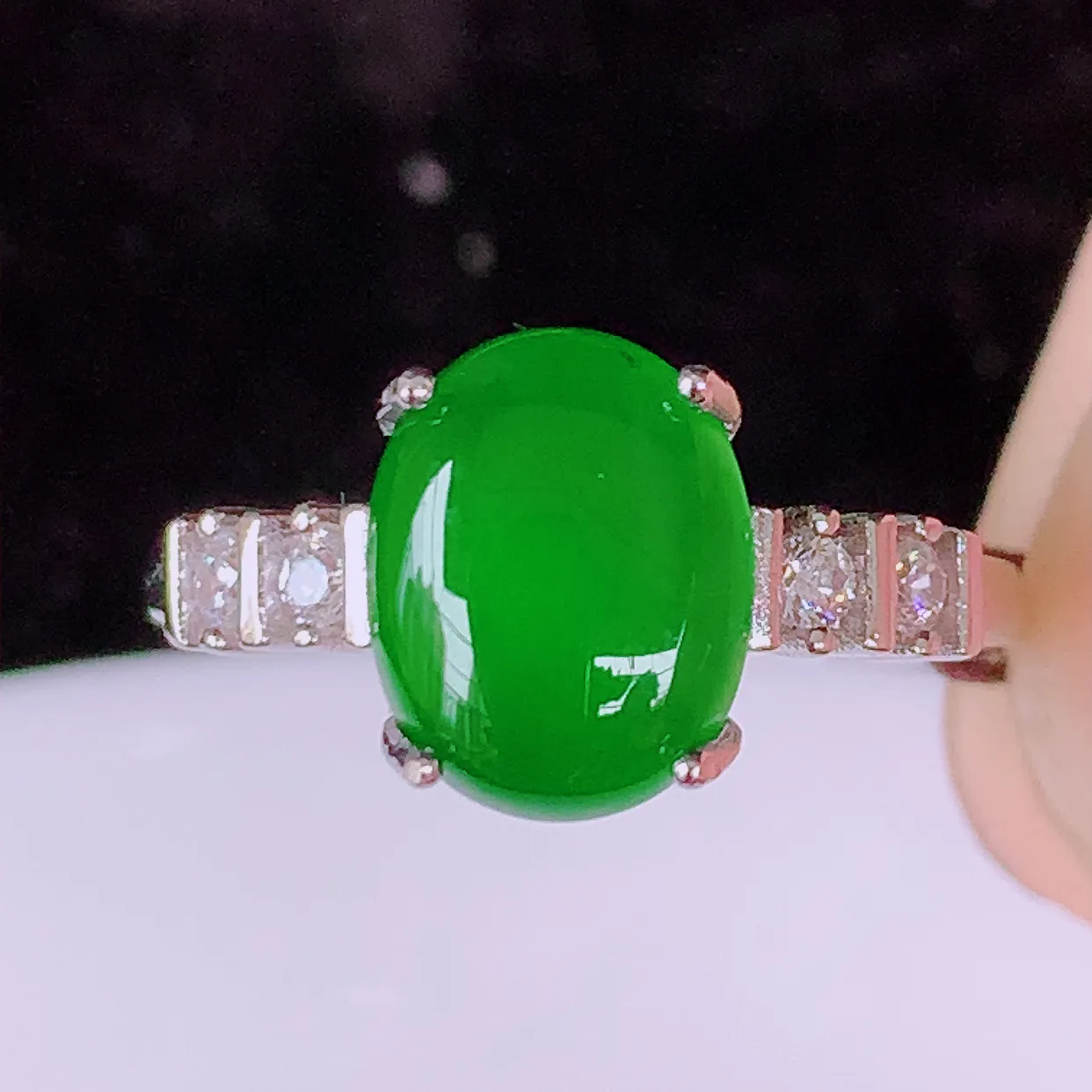冰透满绿翡翠925银镶嵌戒指，自然光实拍，翠色灵动，颜色漂亮，种老水足，品相佳，佩戴佳品！#97.2
