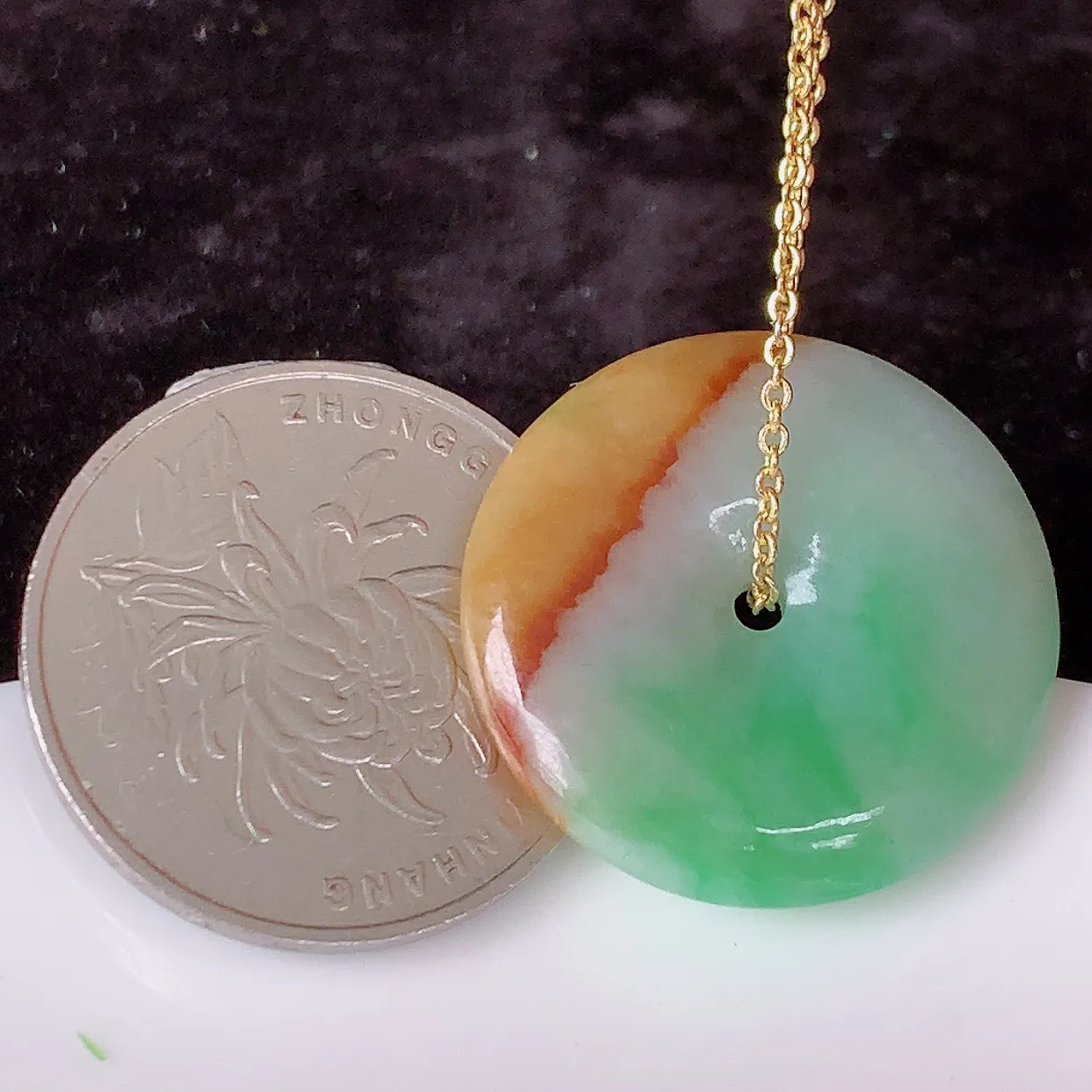 自然光实拍，冰润黄加绿翡翠平安扣吊坠，种老水足，雕工精湛 ，寓意美好，佩戴时尚出众！#05.23