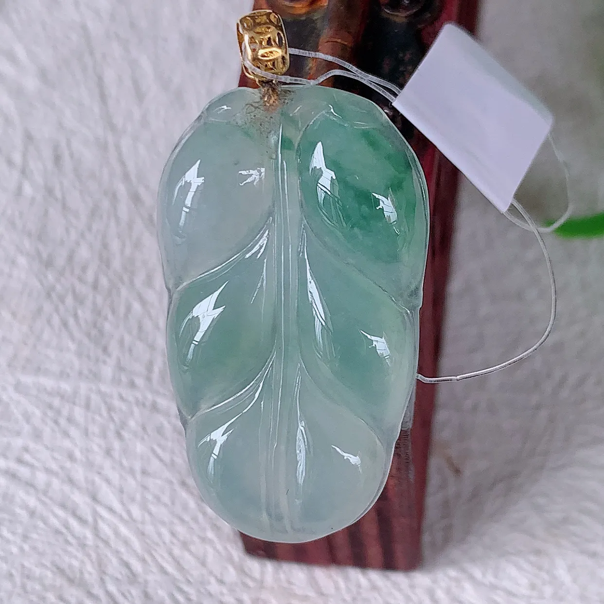 18K金镶嵌冰种飘花翡翠叶子吊坠 ，种水足，色泽清新，工艺精湛，叶子寓意美好；金枝玉叶，事业有成。#49.23