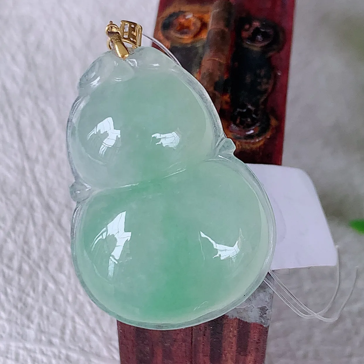 18K金镶嵌冰种飘绿翡翠葫芦吊坠，葫芦寓意福禄双全，财源滚滚，佩戴效果优雅迷人！#49.23