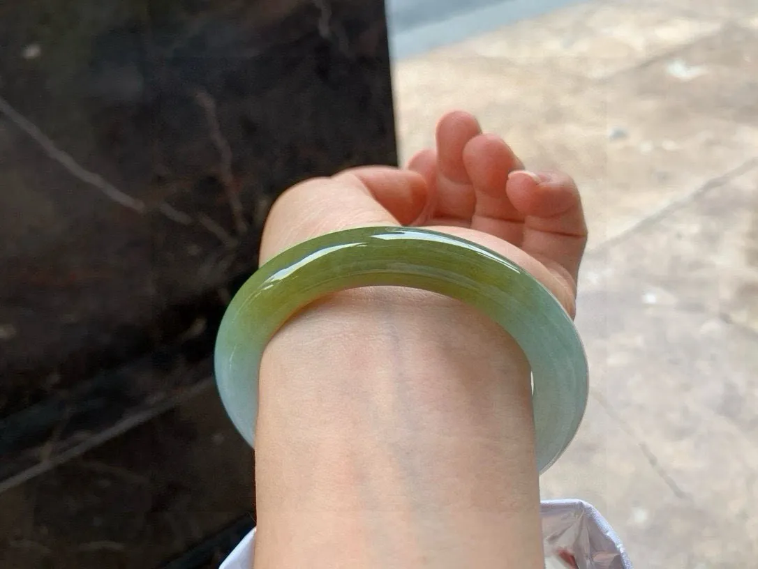 尺寸56.8/12，冰种黄翡圆条手镯
 水润细腻 清爽甜美