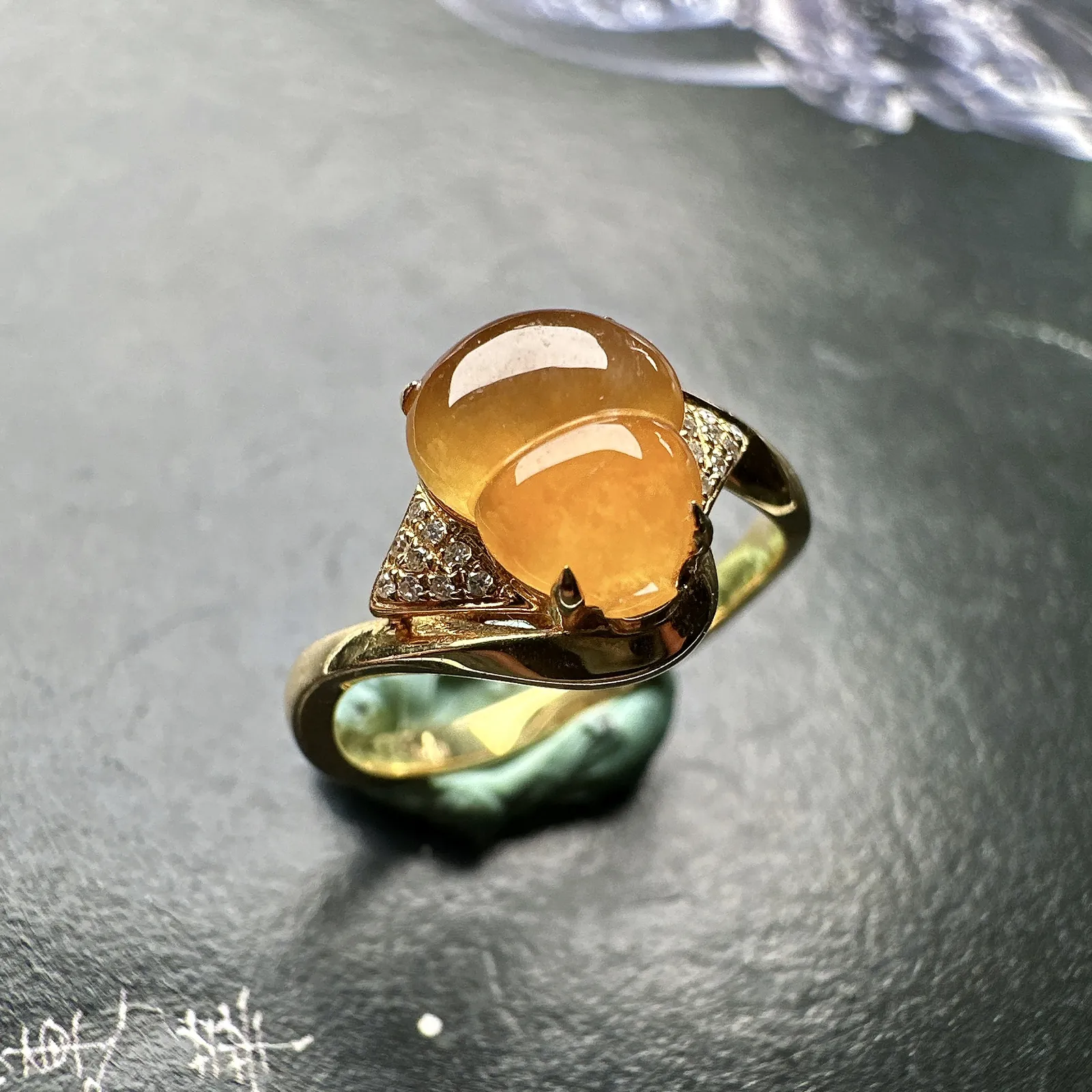 【冰种黄翡葫芦戒指】种地优秀，通透闪亮，起光的料子，厚度很好，18k金钻镶嵌，裸石尺寸8.9*7.4*3.7毫米，圈口可改