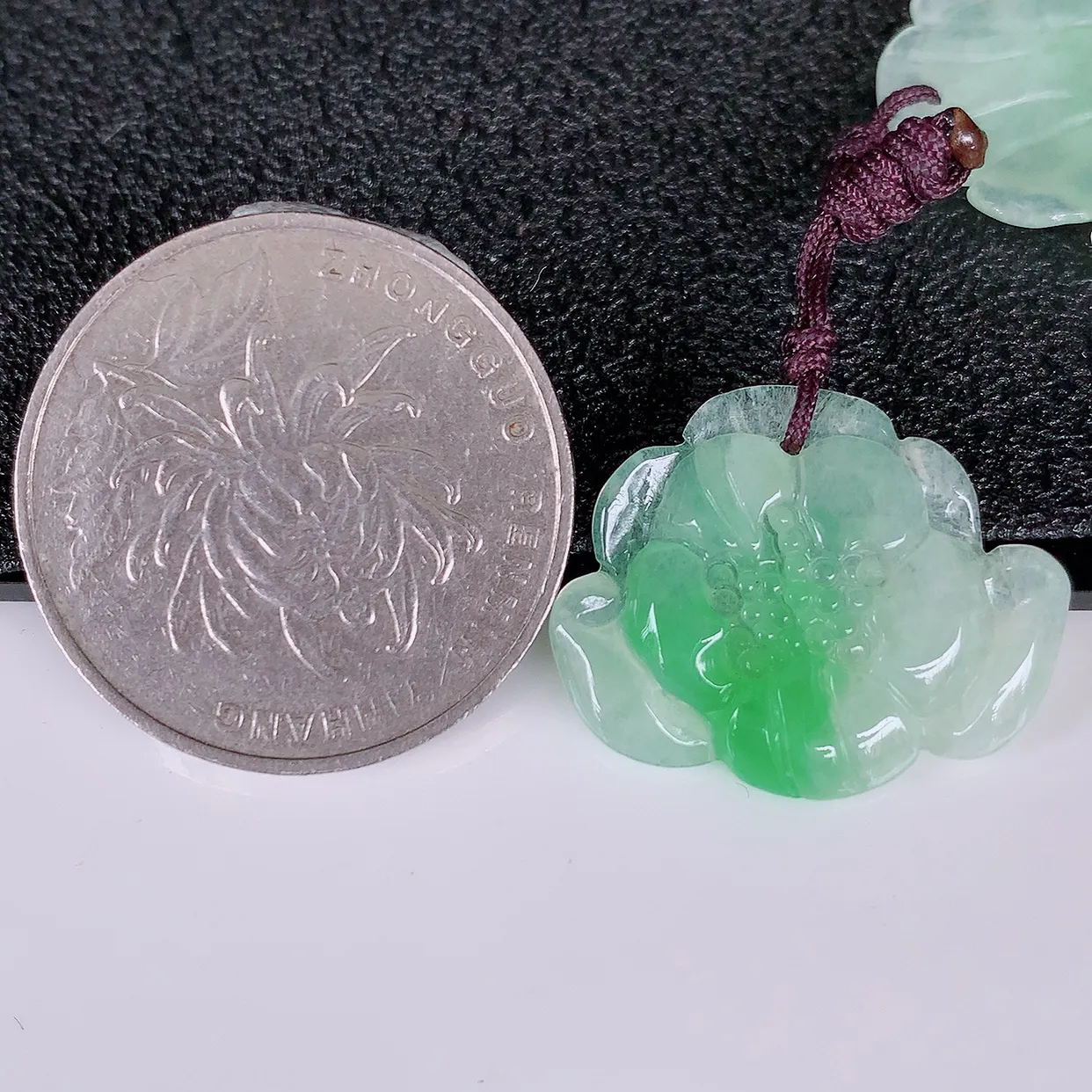 自然光实拍，冰飘绿翡翠一对荷花，翠色灵动，玉质细腻，颜色漂亮，品相佳，佩戴佳品！配银线 #41.23