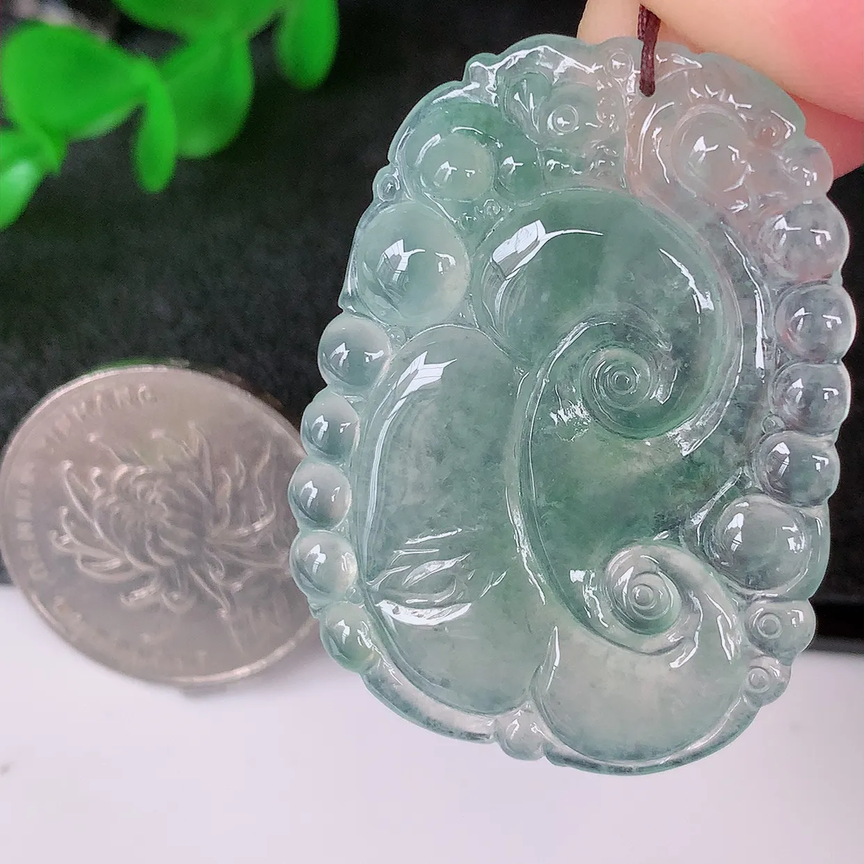 自然光实拍，冰种飘花翡翠如意吊坠，冰透， 翠色灵动，饱满，万事如意，如意一生，配戴精美！#01.23