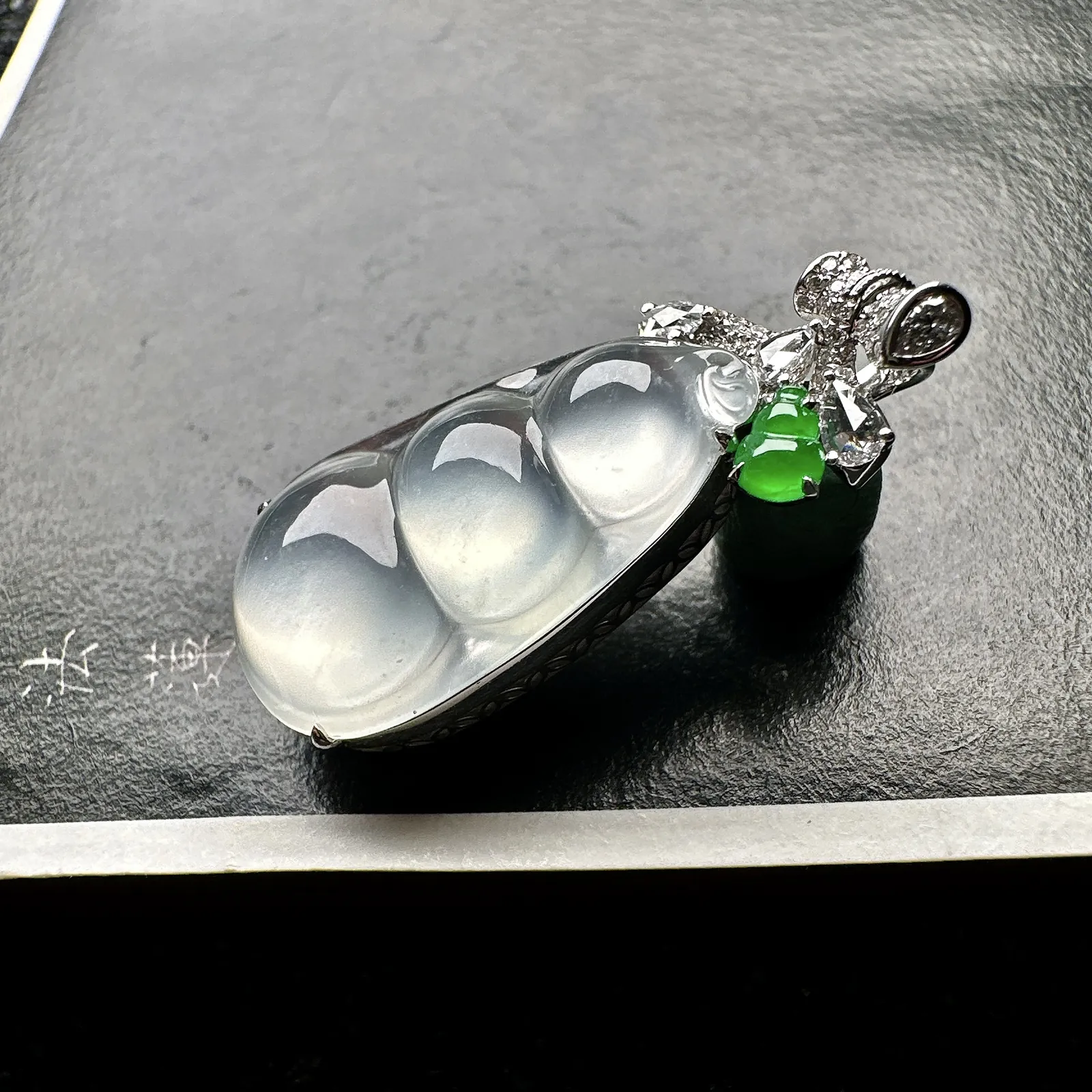 【玻璃种福豆吊坠】小精品，起钢光，种地上乘，冰感十足，通透起光，饱满圆润，18k金钻镶嵌，裸石尺寸25*13.8*5.3毫米。