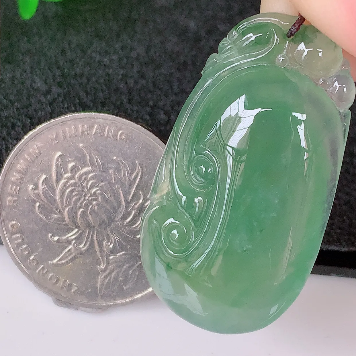 自然光实拍，冰种满绿飘花翡翠如意吊坠，冰透，翠色灵动，饱满，万事如意，如意一生，配戴精美！#01.23