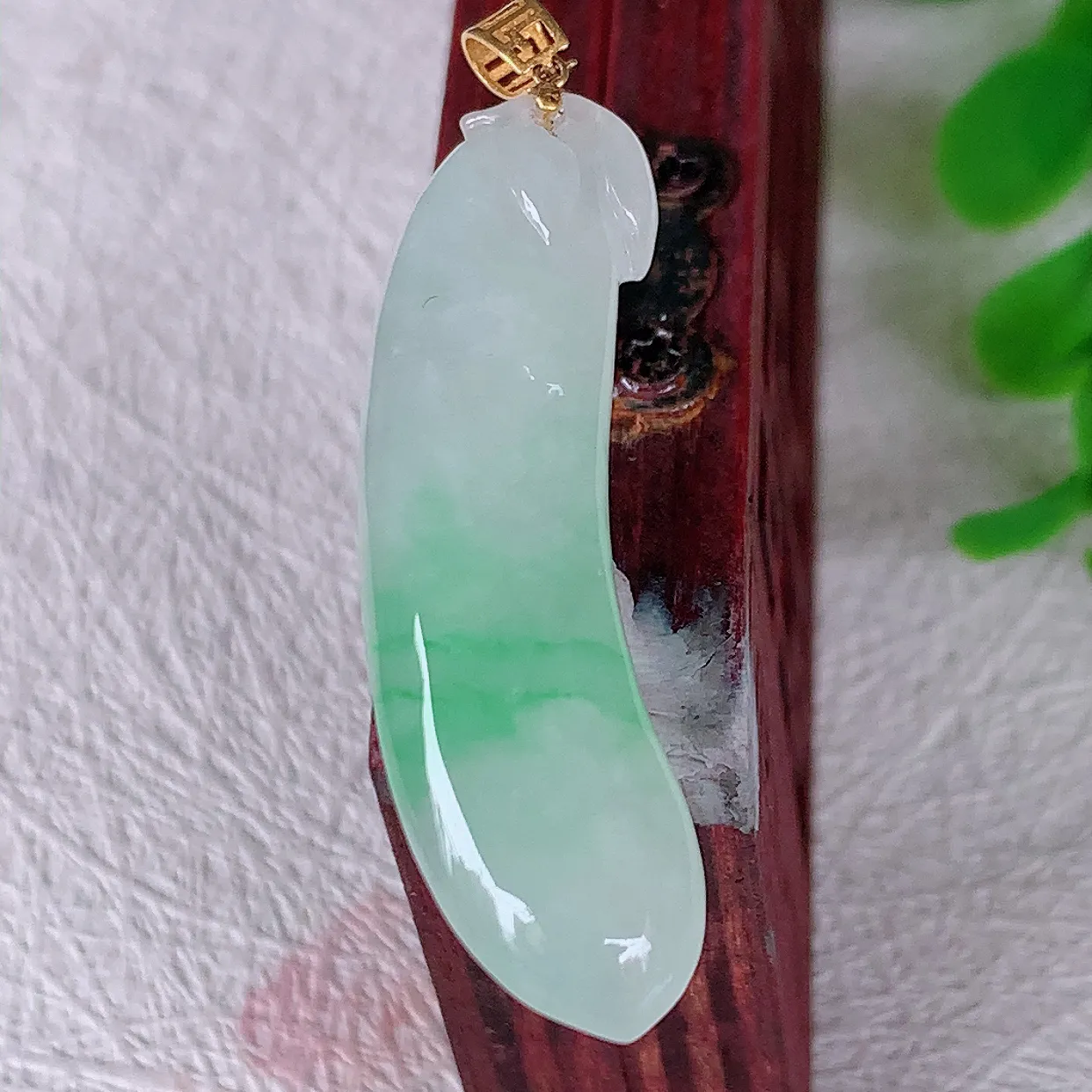 18k金镶嵌冰种飘绿翡翠福瓜吊坠，沁人心脾，精致典雅的设计，为佩戴者，增添色彩，送礼自留都是佳品选择！#41.23