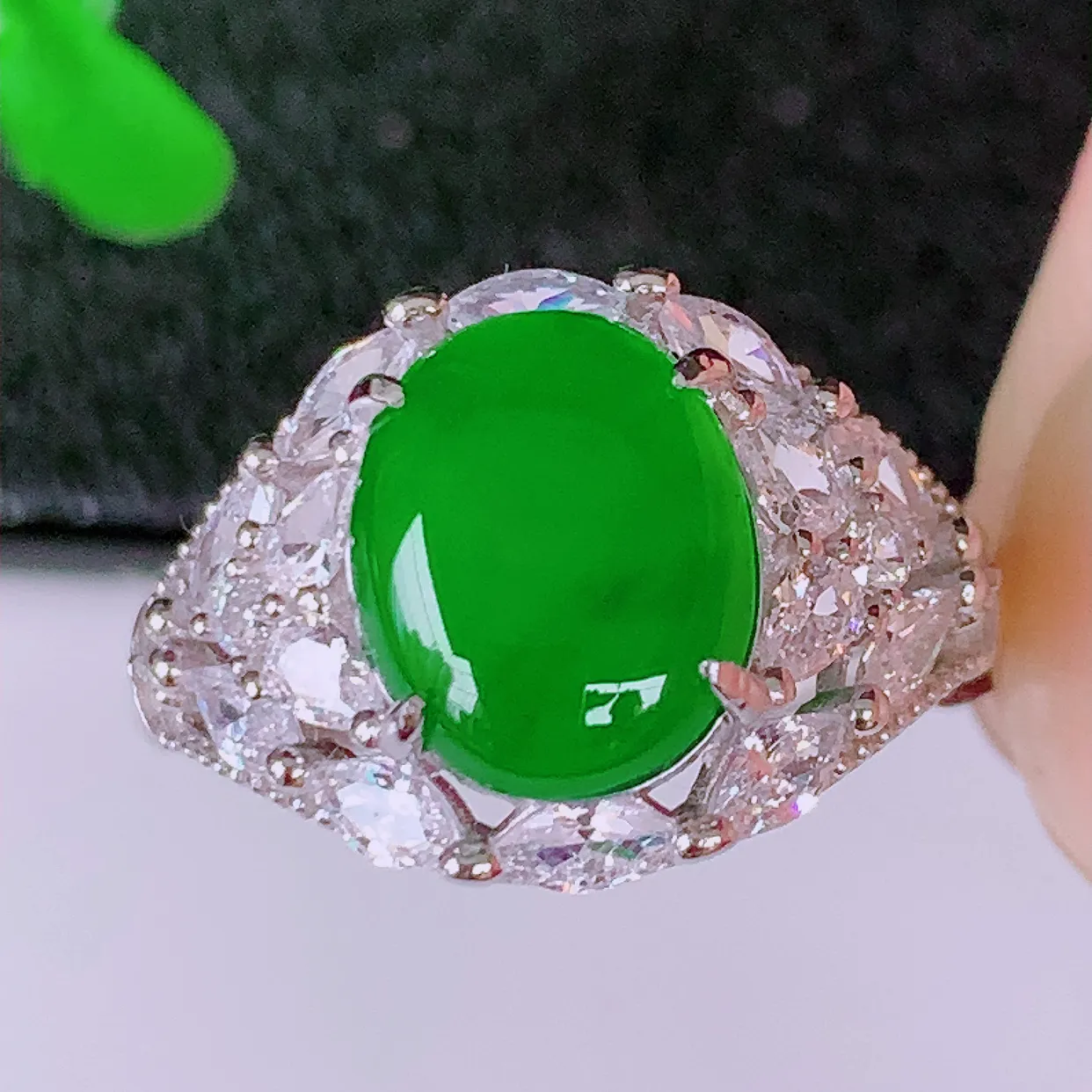 冰透满绿翡翠925银镶嵌戒指，自然光实拍，翠色灵动，颜色漂亮，种老水足，品相佳，佩戴佳品！#97.2