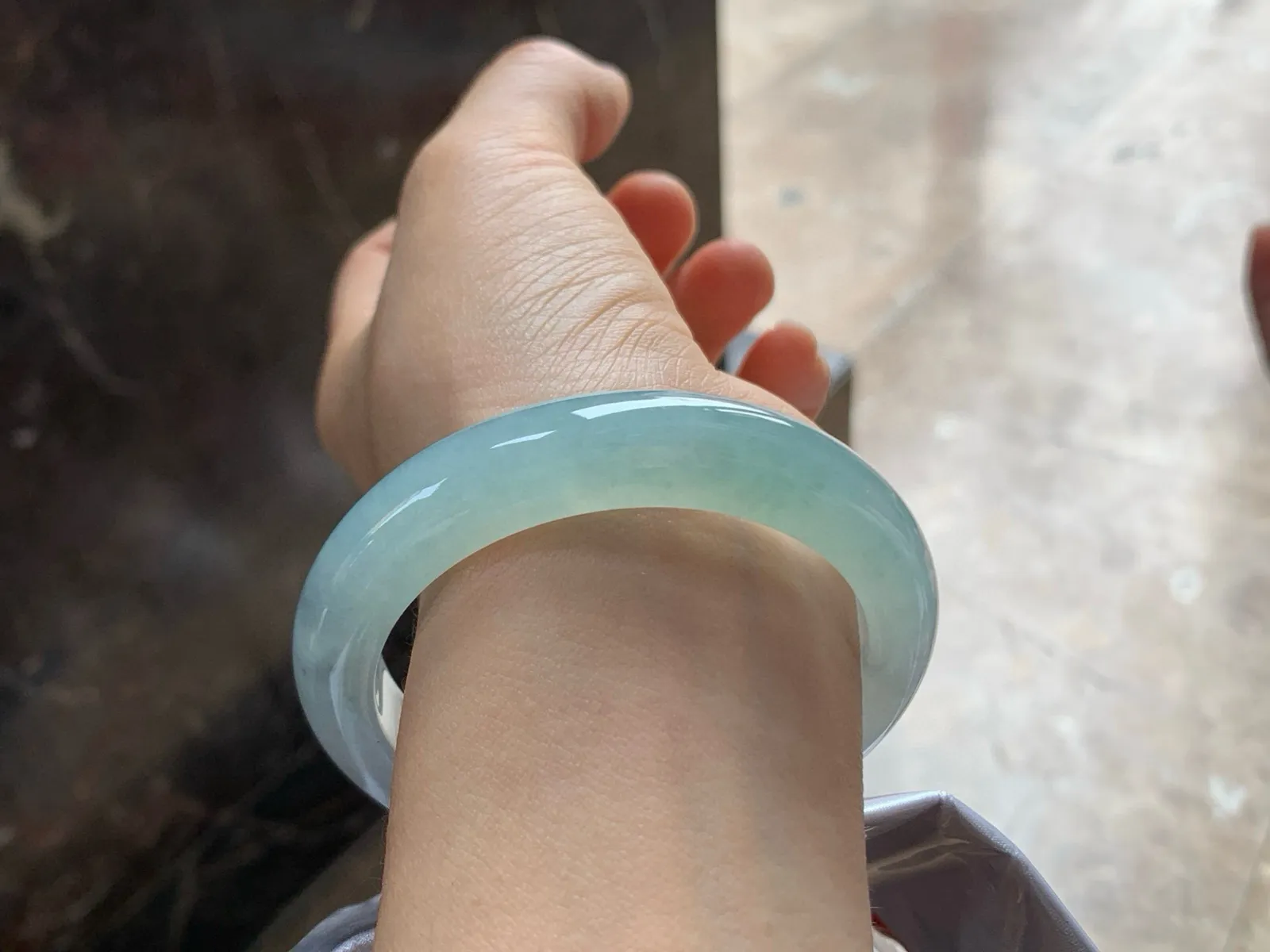 尺寸55.7/11.8/9.1，细糯冰手镯
水润细腻 种老