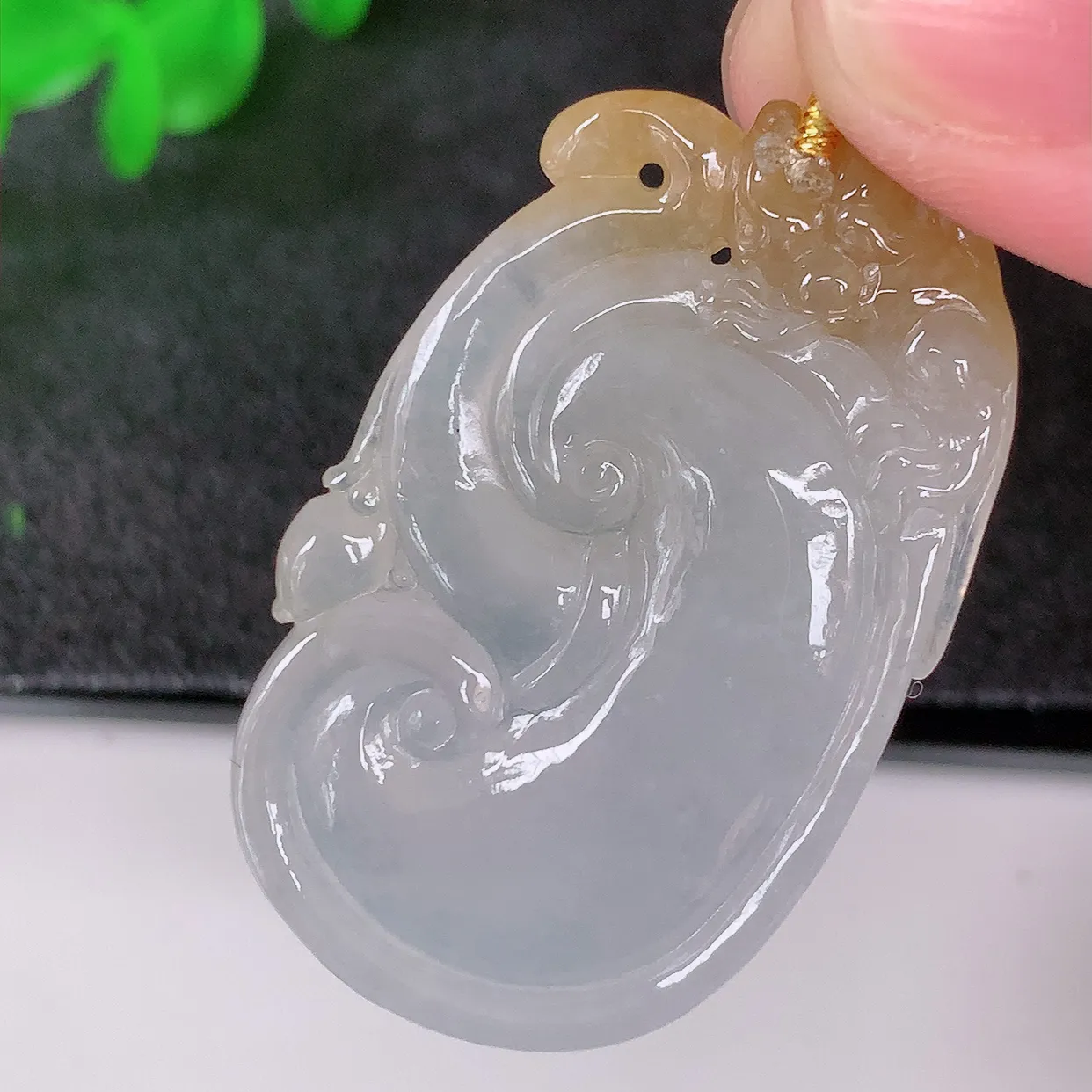 自然光实拍，冰种黄翡如意翡翠吊坠，冰透，翠色灵动，饱满，万事如意，如意一生，配戴精美！#01.23