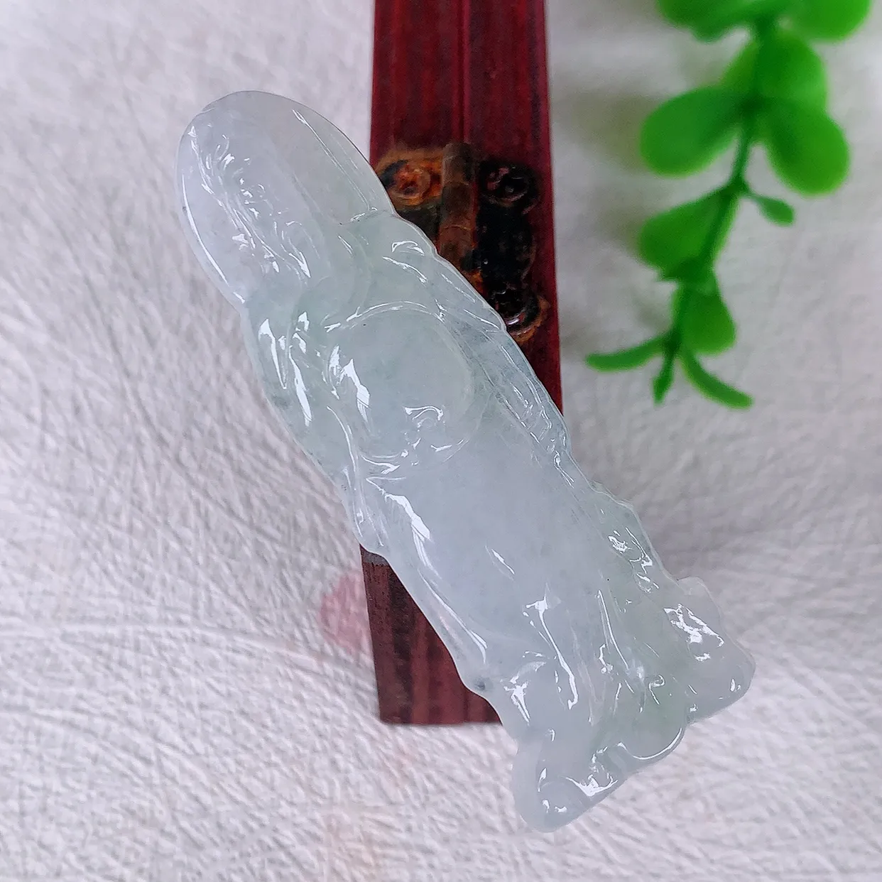 自然光实拍，冰种翡翠关公吊坠。翡翠关公是生意人喜爱的财神爷，助您财运亨通，步步高升，关公威风凛凛中蕴含宽厚仁慈，质地细腻，佩戴上身非常大气！#41.23