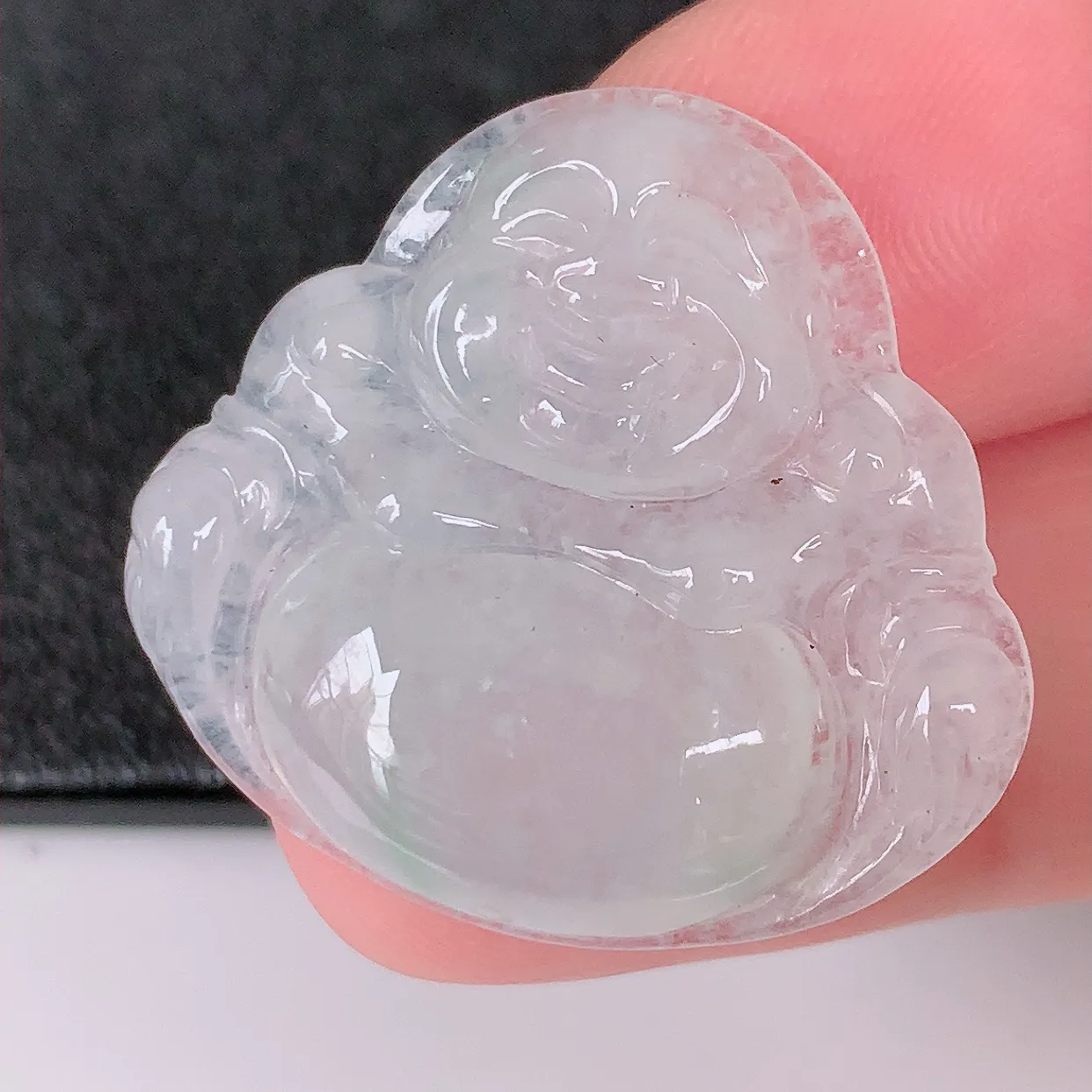 自然光实拍，冰种飘绿翡翠佛公，水灵起胶，翠色迷人，佛公在心中，一生平安，饱满圆润，开怀大笑佛公，配戴灵气十足！#57.23