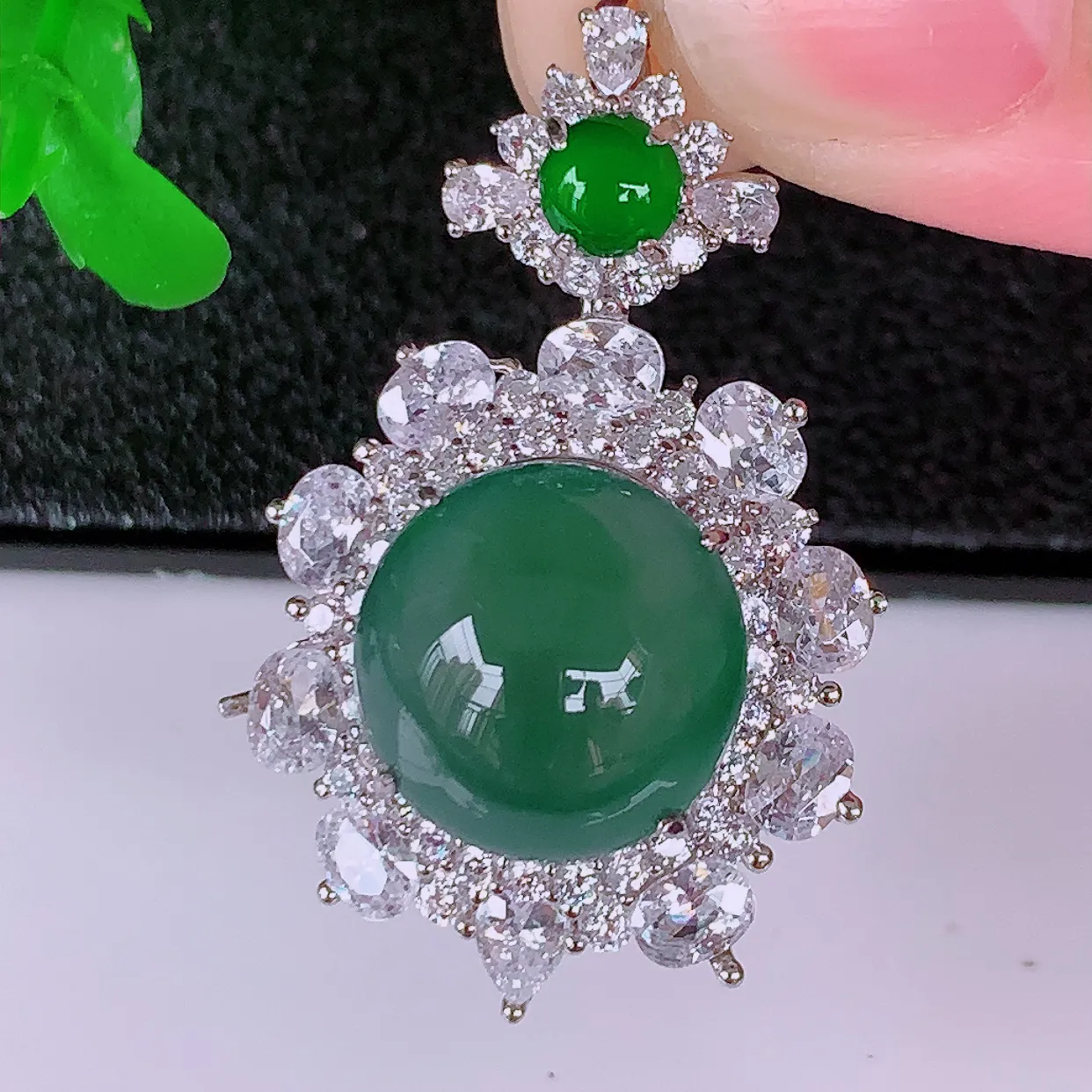 冰透满绿翡翠925银镶嵌吊坠，自然光实拍，翠色灵动，颜色漂亮，种老水足，品相佳，佩戴佳品！#97.23整体32*20.5-9.6裸石12*11