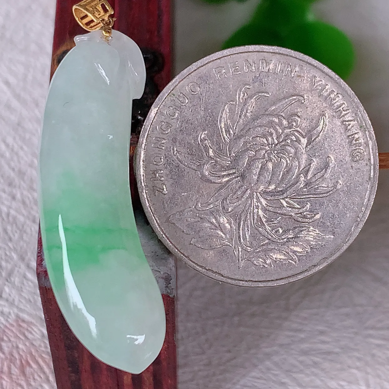 18k金镶嵌冰种飘绿翡翠福瓜吊坠，沁人心脾，精致典雅的设计，为佩戴者，增添色彩，送礼自留都是佳品选择！#41.23