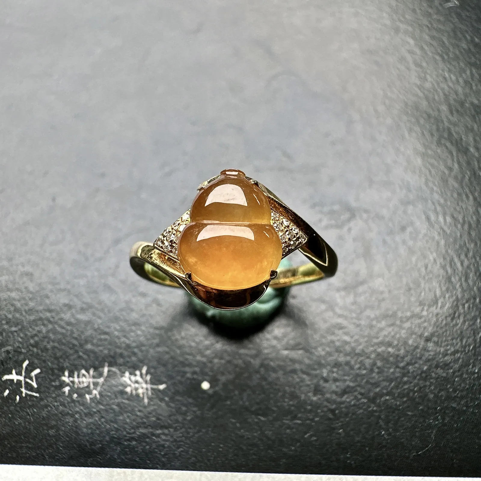 【冰种黄翡葫芦戒指】种地优秀，通透闪亮，起光的料子，厚度很好，18k金钻镶嵌，裸石尺寸8.9*7.4