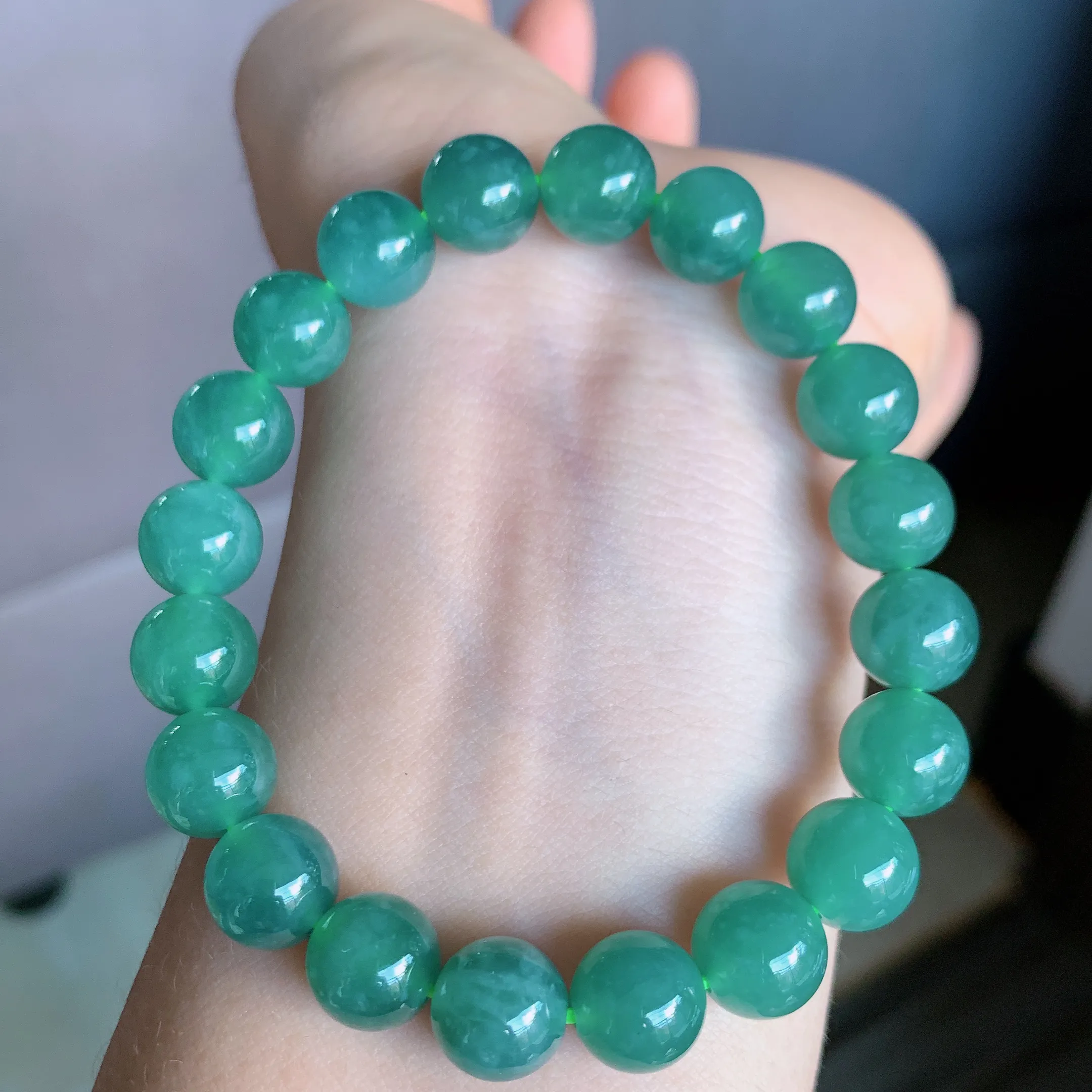 冰润翡翠圆珠手串，水水润润，珠圆玉润，颜色鲜艳，妙明清净，清秀高雅，佩戴效果优雅迷人！性价比超值 W1524 尺寸：9.5mm  共：20颗