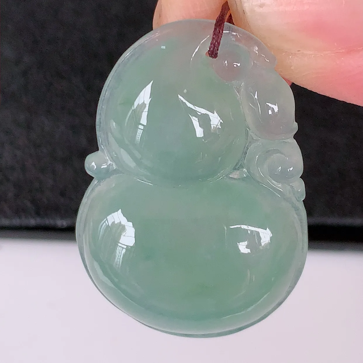 自然光实拍，冰种葫芦翡翠吊坠，寓意福禄双全，财源滚滚，清新脱俗，佩戴效果优雅迷人！#57.23