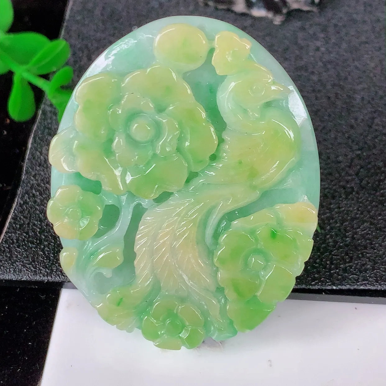 自然光实拍，冰润黄加绿翡翠凤凰吊坠，种老水足，雕工精湛 ，寓意美好，佩戴时尚出众！#57.23
