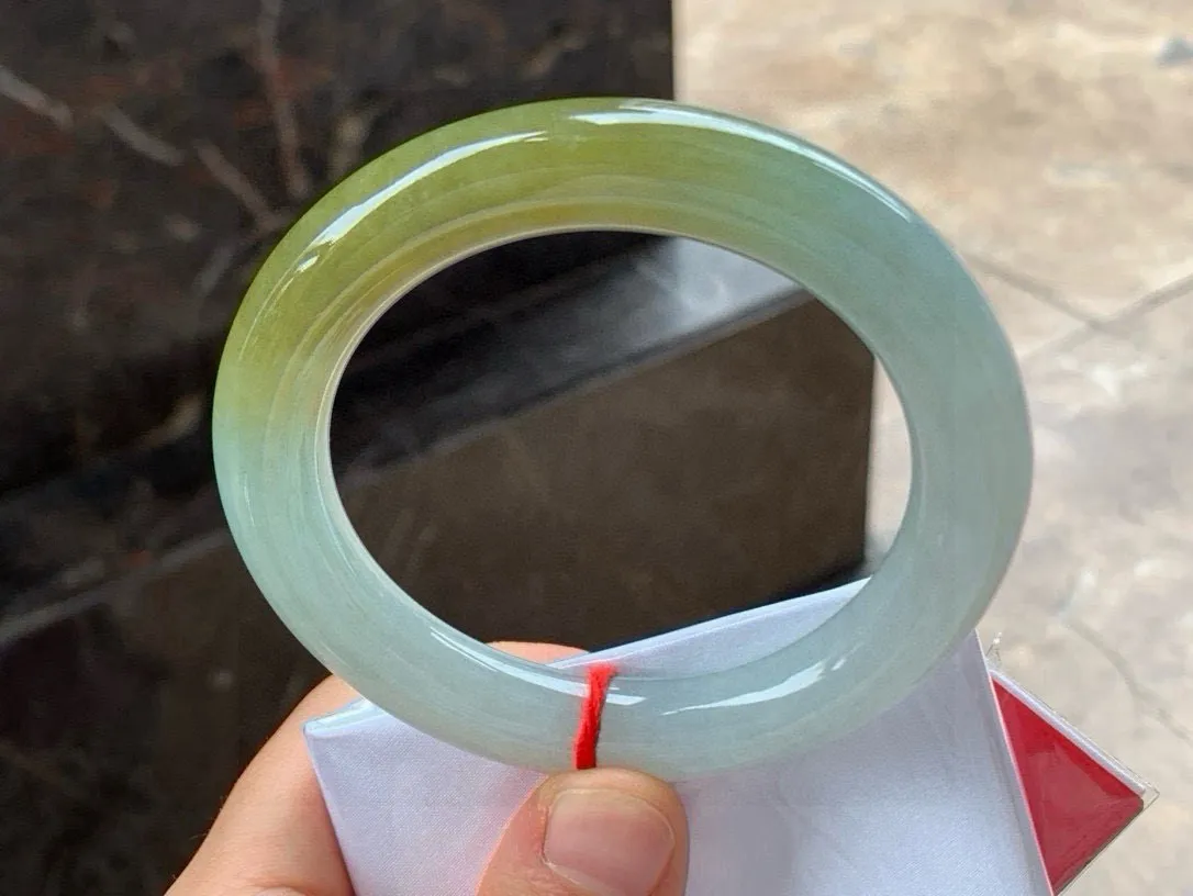 尺寸56.8/12，冰种黄翡圆条手镯
 水润细腻 清爽甜美