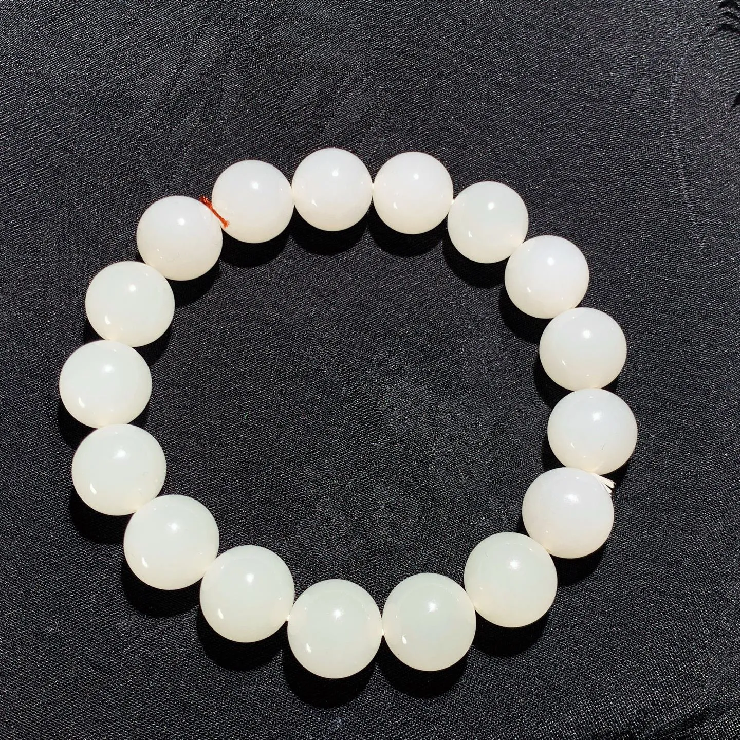和田玉羊脂白玉圆珠手串。单颗尺寸12！玉质细腻油润。手推出油。品相大气。 lt250922