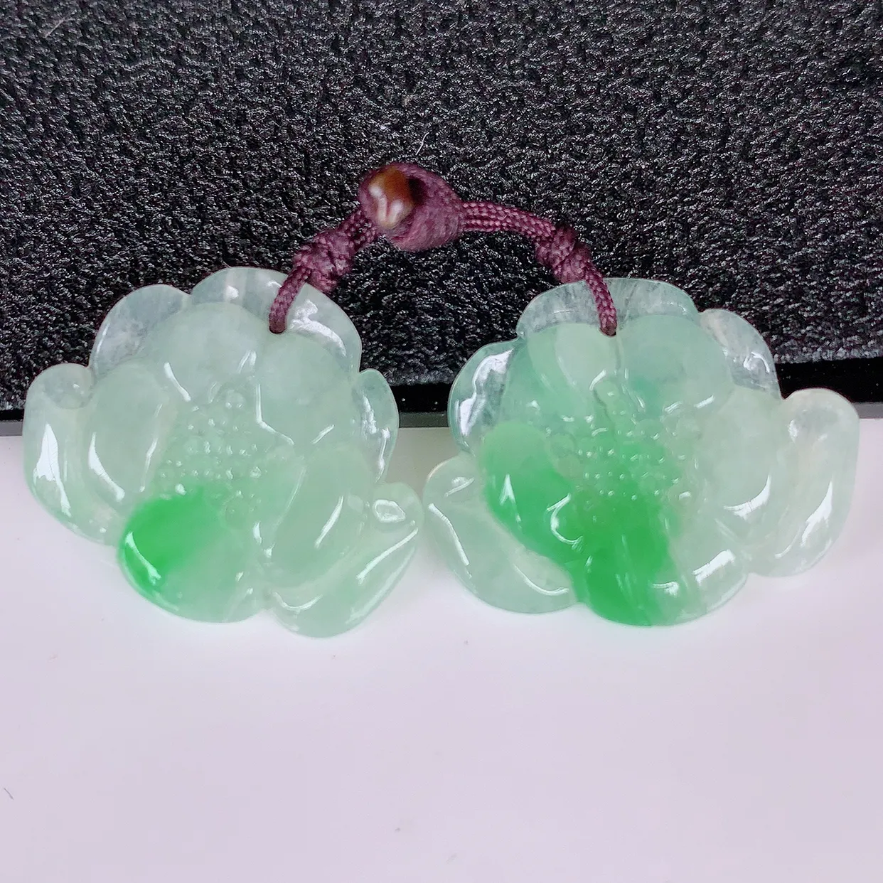 自然光实拍，冰飘绿翡翠一对荷花，翠色灵动，玉质细腻，颜色漂亮，品相佳，佩戴佳品！配银线 #41.23