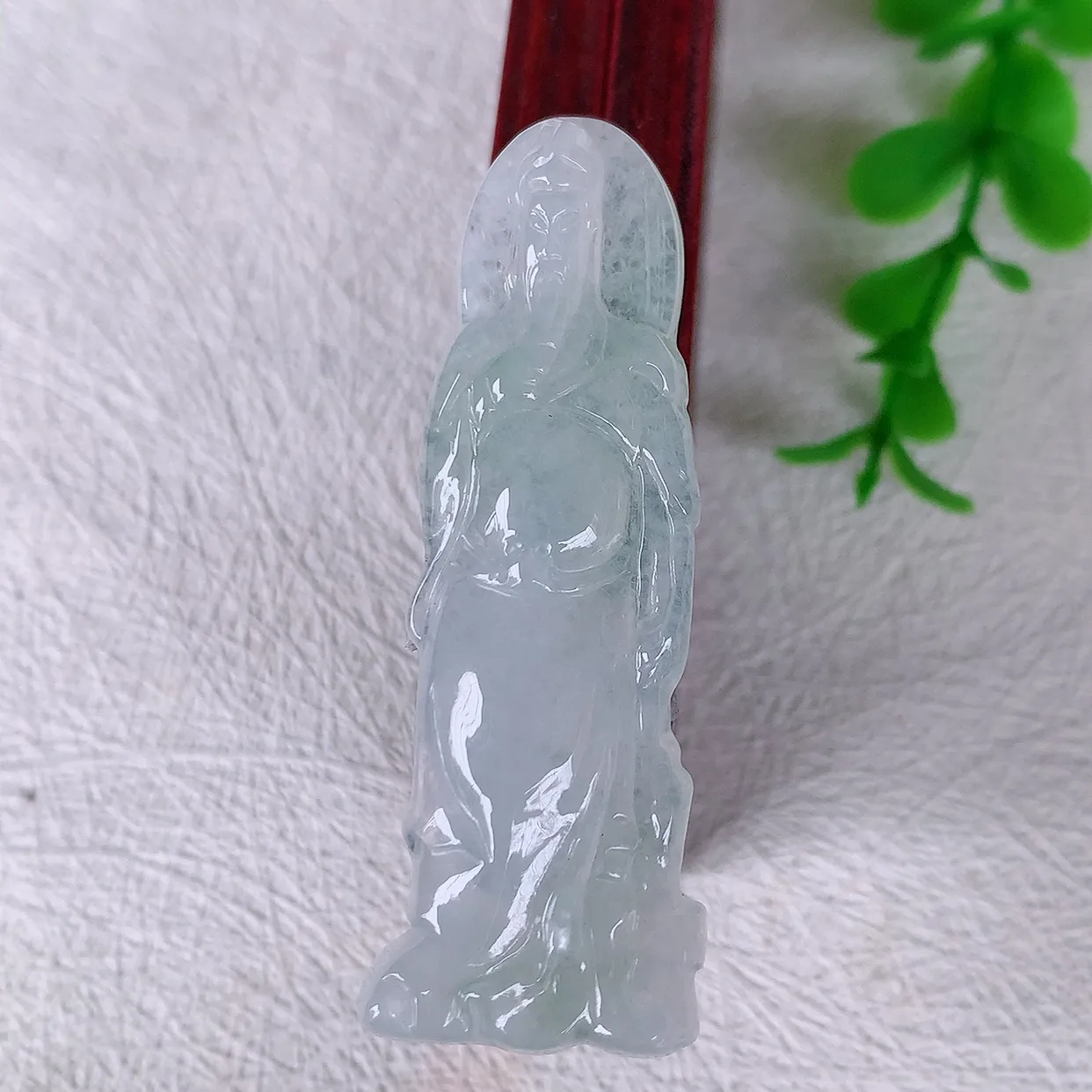 自然光实拍，冰种翡翠关公吊坠。翡翠关公是生意人喜爱的财神爷，助您财运亨通，步步高升，关公威风凛凛中蕴含宽厚仁慈，质地细腻，佩戴上身非常大气！#41.23