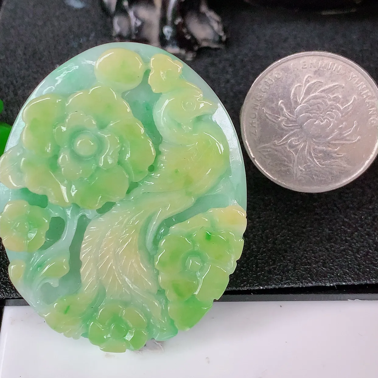 自然光实拍，冰润黄加绿翡翠凤凰吊坠，种老水足，雕工精湛 ，寓意美好，佩戴时尚出众！#57.23