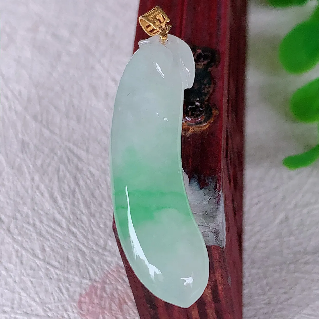 18k金镶嵌冰种飘绿翡翠福瓜吊坠，沁人心脾，精致典雅的设计，为佩戴者，增添色彩，送礼自留都是佳品选择！#41.23