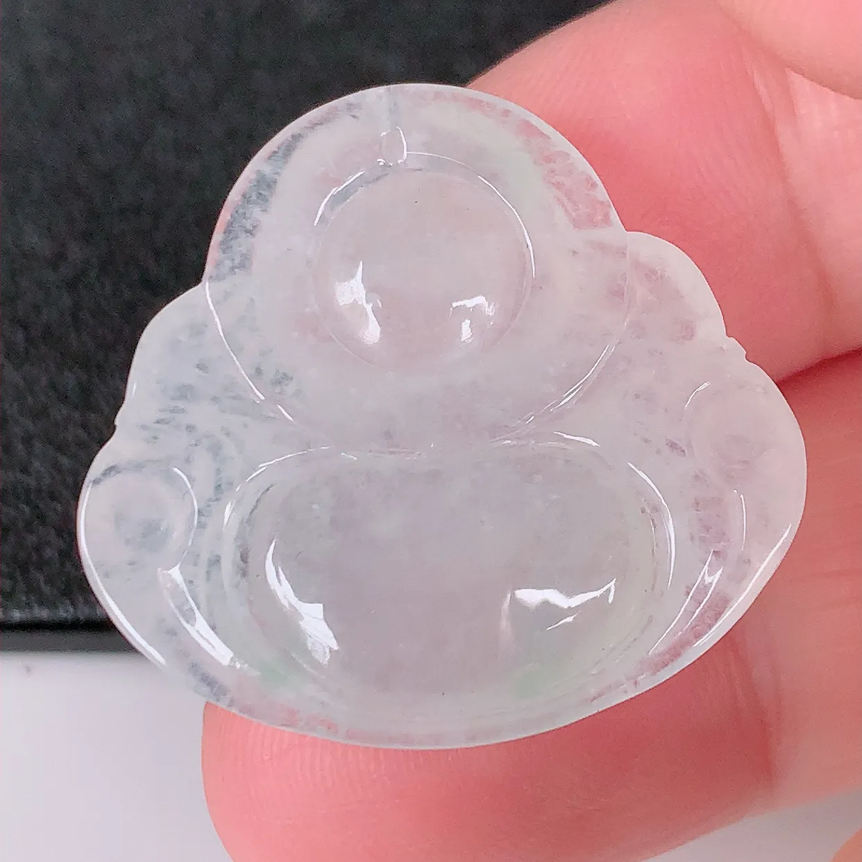自然光实拍，冰种飘绿翡翠佛公，水灵起胶，翠色迷人，佛公在心中，一生平安，饱满圆润，开怀大笑佛公，配戴灵气十足！#57.23