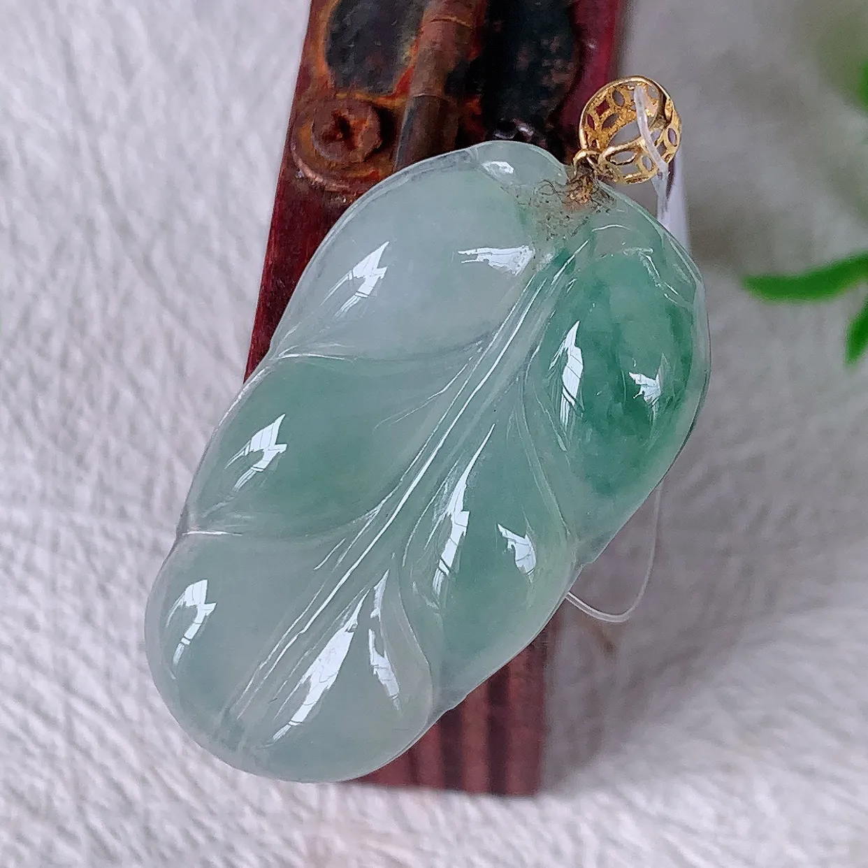 18K金镶嵌冰种飘花翡翠叶子吊坠 ，种水足，色泽清新，工艺精湛，叶子寓意美好；金枝玉叶，事业有成。#49.23