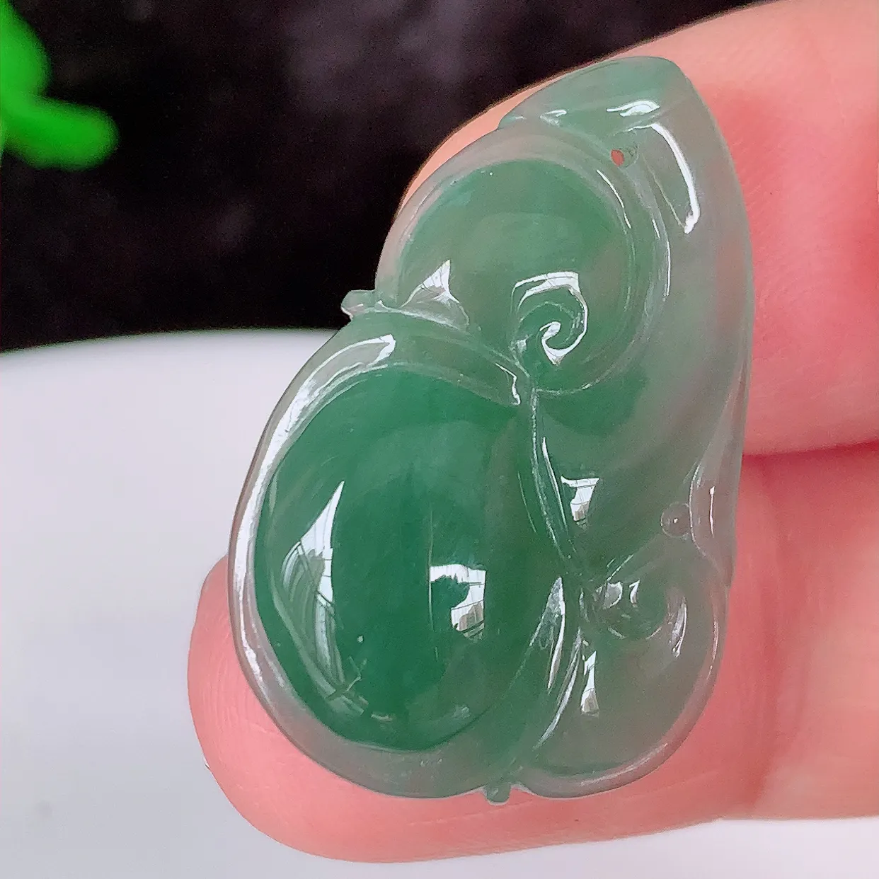 自然光实拍，冰满色翡翠如意吊坠，冰透，翠色灵动，饱满，万事如意，如意一生，配戴精美！#81.23