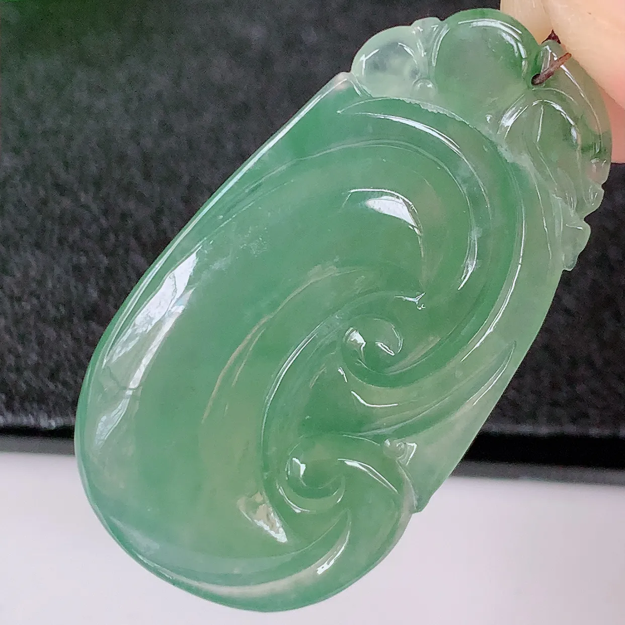 自然光实拍，冰种满绿飘花翡翠如意吊坠，冰透，翠色灵动，饱满，万事如意，如意一生，配戴精美！#01.23