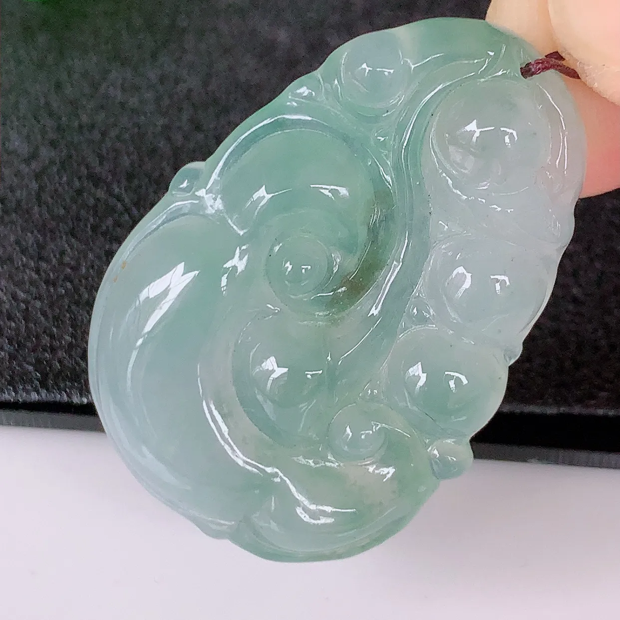 自然光实拍，冰种飘花翡翠如意吊坠，冰透，翠色灵动，饱满，万事如意，如意一生，配戴精美！#01.23