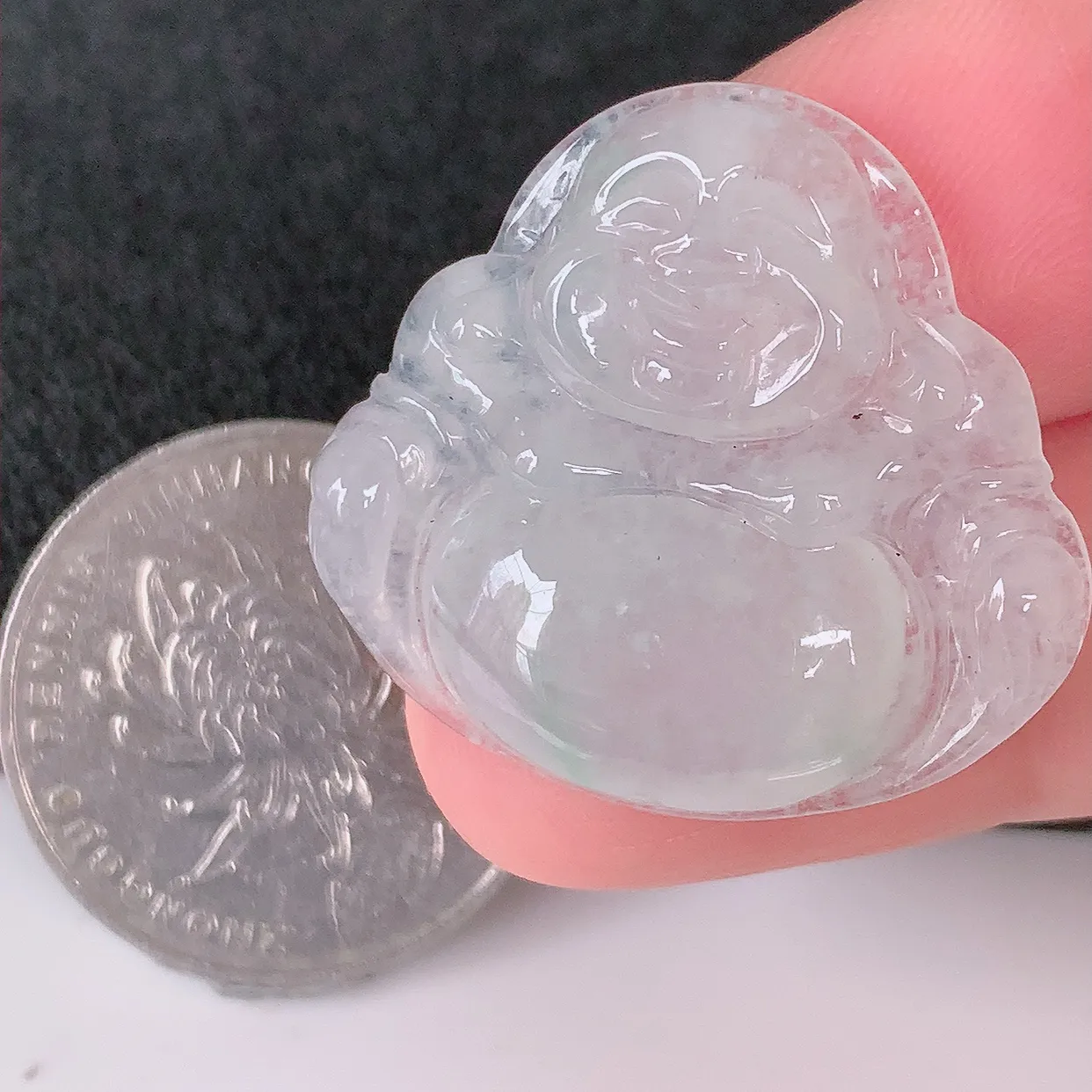 自然光实拍，冰种飘绿翡翠佛公，水灵起胶，翠色迷人，佛公在心中，一生平安，饱满圆润，开怀大笑佛公，配戴灵气十足！#57.23