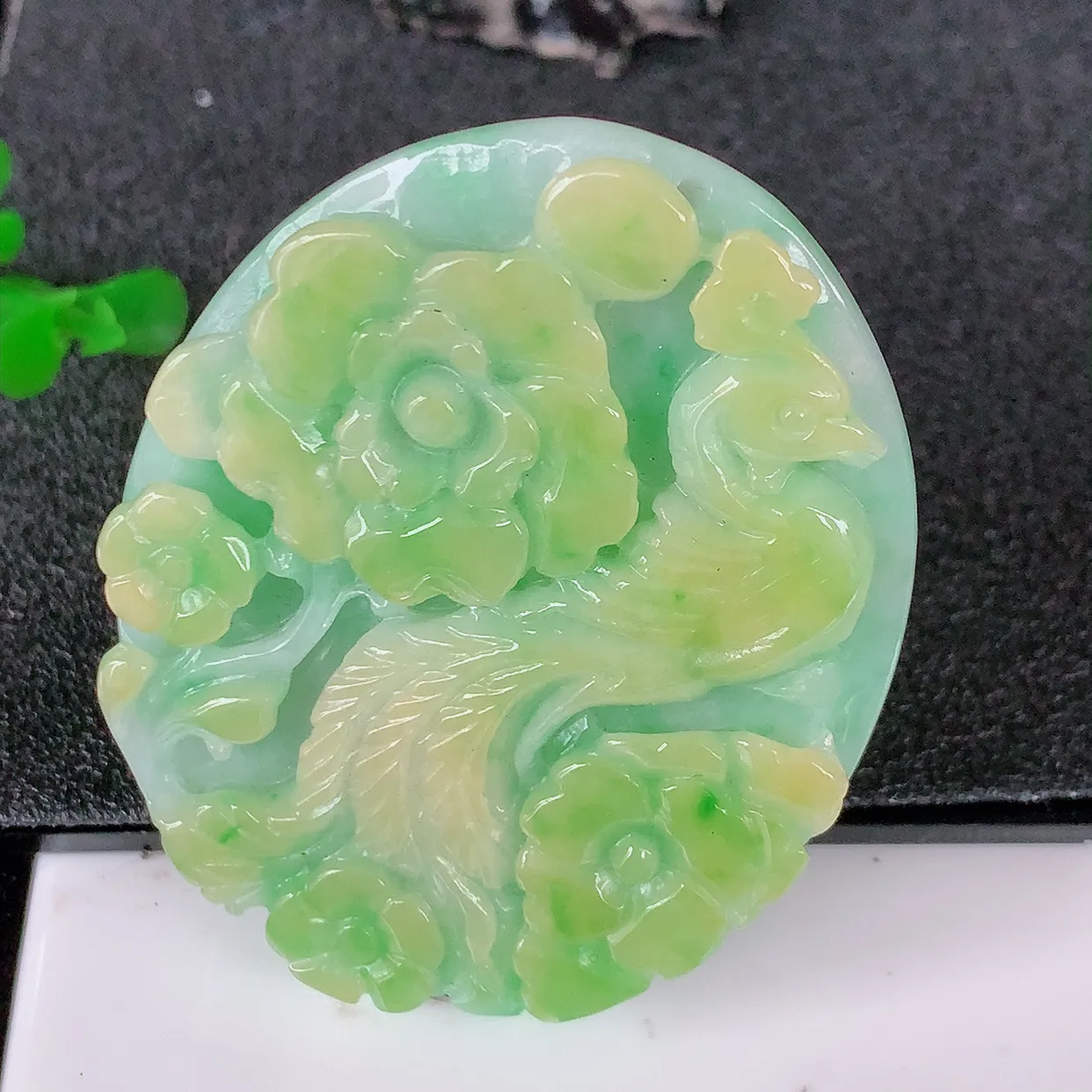 自然光实拍，冰润黄加绿翡翠凤凰吊坠，种老水足，雕工精湛 ，寓意美好，佩戴时尚出众！#57.23