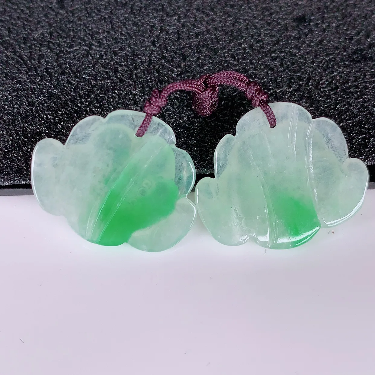 自然光实拍，冰飘绿翡翠一对荷花，翠色灵动，玉质细腻，颜色漂亮，品相佳，佩戴佳品！配银线 #41.23